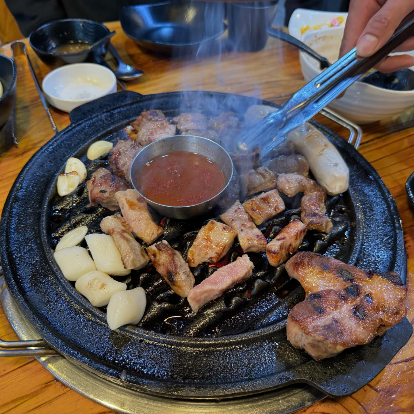 인덕원역 근처에 위치해있는 이베리코 꽃목살 맛집인 #한돈만 에 방문했답니다

이베리코 꽃목살, 꽃갈비살, 꽃항정살 3가지가 있는데 3가지다 먹고 싶은 거예요~ 그래서 모듬으로 먹으면 다 맛볼 수 있어서 모듬으로 주문했답니다!!
모듬으로 주문하니 이베리코 소시지도 포함이에요!

🔸주문 메뉴🔸
이베리코특수모듬 48,000원
된장찌개 3,000원
공기밥 1,000원
제로콜라 2,000원

고기가 엄청 부드럽고 육즙이 엄청나요~
꽃목살, 꽃갈비살 둘 다 진짜 부드럽고 맛있어요~
항정상은 엄청 꼬들꼬들하니 쫀득해요!

야무지게 쌈도 싸먹고 (야채를 많이 먹어줘야죠!)
젓갈 소스도 찍어서 먹어봅니다

그리고 마무리로는 된장찌개!
공기밥과 고기와 함께 곁들여 먹으니 완전 꿀 조합이에요

육즙이 팡팡 터지는 이베리코 꽃목살, 꽃갈비살 그리고 꼬들꼬들한 항정살까지 진짜 너무 부드럽고 맛있어요~
꼭 한번 맛보러 가세요^.^

🏠주소: 경기 안양시 동안구 흥안대로507번길 11 (4호선 인덕원역 4번 출구에서 264m) *인덕원역 4번 출구로 나와 쭉~~걸어오면 센트럴호텔(횡단보도 쪽) 지나 골목으로 바로 들어오시면 카카오 스크린 골프장 바로 옆*
🚘주차안내: 가게 옆으로 8대 주차 공간 있음/만차인 경우 ’관양 2동 공영주차장‘ 있음/자세한 건 매장 문의
📞전화번호: 0507-1304-6292
🕰️영업시간: 매일 11:00 - 24:00 / 23:20 라스트 오더
❣️ 예약, 단체 이용 가능, 포장, 남/녀 화장실 구분, 무선 인터넷

#먹스타그램#안양맛집#인덕원맛집#인덕원역맛집#이베리코맛집#한돈만#일상#서이추환영#소통#선팔환영#맞팔환영#먹팔환영
#강남맛집체험단