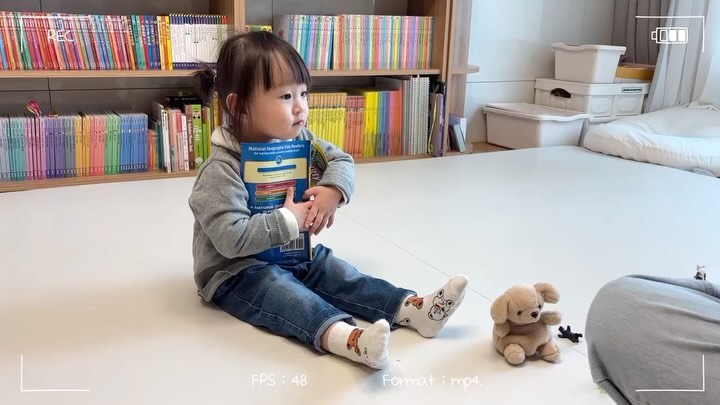 ⋆.‧₊⋆☾ 

너무 궁금했던 영어 방문수업 시작한지
벌써 두달이 지났다 :)

2,3주차까지는 선생님 낯가리는가 싶더니
이제는 완벽 적응한 루리 👶🏻
어제는 처음으로 선생님한테
‘땡큐’했는데 어찌나 기특하던지 😍

매주 다른 주제, 다른 교구로
다양하게 수업할 수 있어서 좋은데
클래스 노트로 전, 후, 피드백까지 받아볼 수 있어
너무너무 만족하는 맘잉 ✨
교구도 맘잉에서 자체 제작해서
안전하게 사용할 수 있는 것들도 많고
아이들이 좋아할 만한 것들로만 딱딱 준비해오심 😊
그래서 루리는 매주 래빗티쳐 요술가방 뒤지는데 재미들렸다!

루리는 아빠, 엄마처럼
영어 공포증이 없길…🙏🏻
지금은 그저 놀이로 즐기면서
영어를 자연스럽게 ~ 노출시키는게 목표!!

찍어놓은 영상만 봐도
루리가 얼마나 좋아하는지 보여서 좋다 🫶🏻