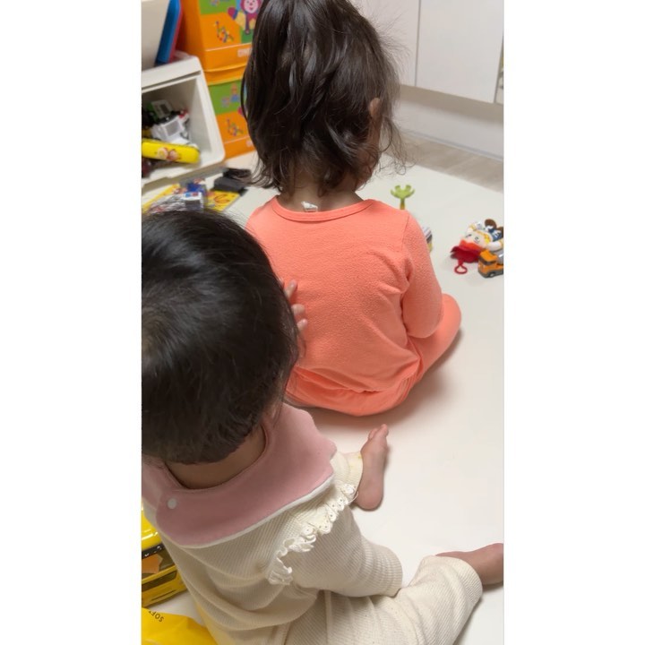 #22년3월의남매
서윤이가 괴롭혀도 애기가 그런다고 가만히 있는 연우
지금도 이렇게 봐주면 좀 좋아…
식당가면 서빙로봇에 시선뺏기던 남매 애기시절ㅋㅋㅋ