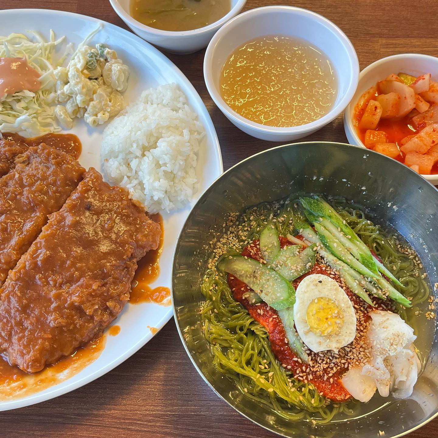 #협찬 #돈까스산골녹차냉면

24년 전통의 로컬맛집 경양식돈까스 & 냉면맛집 
유튜버 쯔양 님도 왔다간 맛집! 👍🏻

🍽️ 매운돈까스 10,500 & 녹차 비빔냉면 9,000원

돈까스는 그냥 돈까스 아니고 왕돈까스 🐽

두툼하고 부드러운 살코기에 새콤달콤 넉넉한 돈가스 소스

매운 돈까스라고 해도 엄청 맵지 않고
살짝 매콤한 정도라서 맵찔이도 맛있게 먹을 수 있어요! 😋

돈까스 짝꿍으로 된장국, 깍두기 그리고
경양식 돈까스의 기본 스프가 함께 준비 돼요. 

게다가 밥은 무한 리필 🍚

녹차 비빔냉면은 물냉 육수도 함께 주셔서 
비냉과 물냉을 함께 즐길 수 있어요. 

푸르른 녹차면의 쫄깃 탱글한 식감이
눈과 입 둘 다 만족시켜 줘요. 🌱

맛있는 거랑 맛있는 거! 냉면 위에 돈까스 토핑!!
둘이 같이 먹어도 맛있어요. 👍🏻

📍서울 용산구 효창원로 147 1층
📲 0507-1368-1990
🕖월~토 10:40-20:00 (브레이크타임 15:00-17:00) / 일요일 정기휴무
🚙 지하철 6호선 효창공원앞역 1번 출구 도보 3분
⭕️ 포장, 배달가능

#리뷰노트 #용산구맛집 #돈까스맛집 #냉면맛집
#마포구맛집 #로컬맛집 #효창동돈까스
#효창동돈까스산골녹차냉면 #효창동돈까스맛집
sangol_porkcutlet