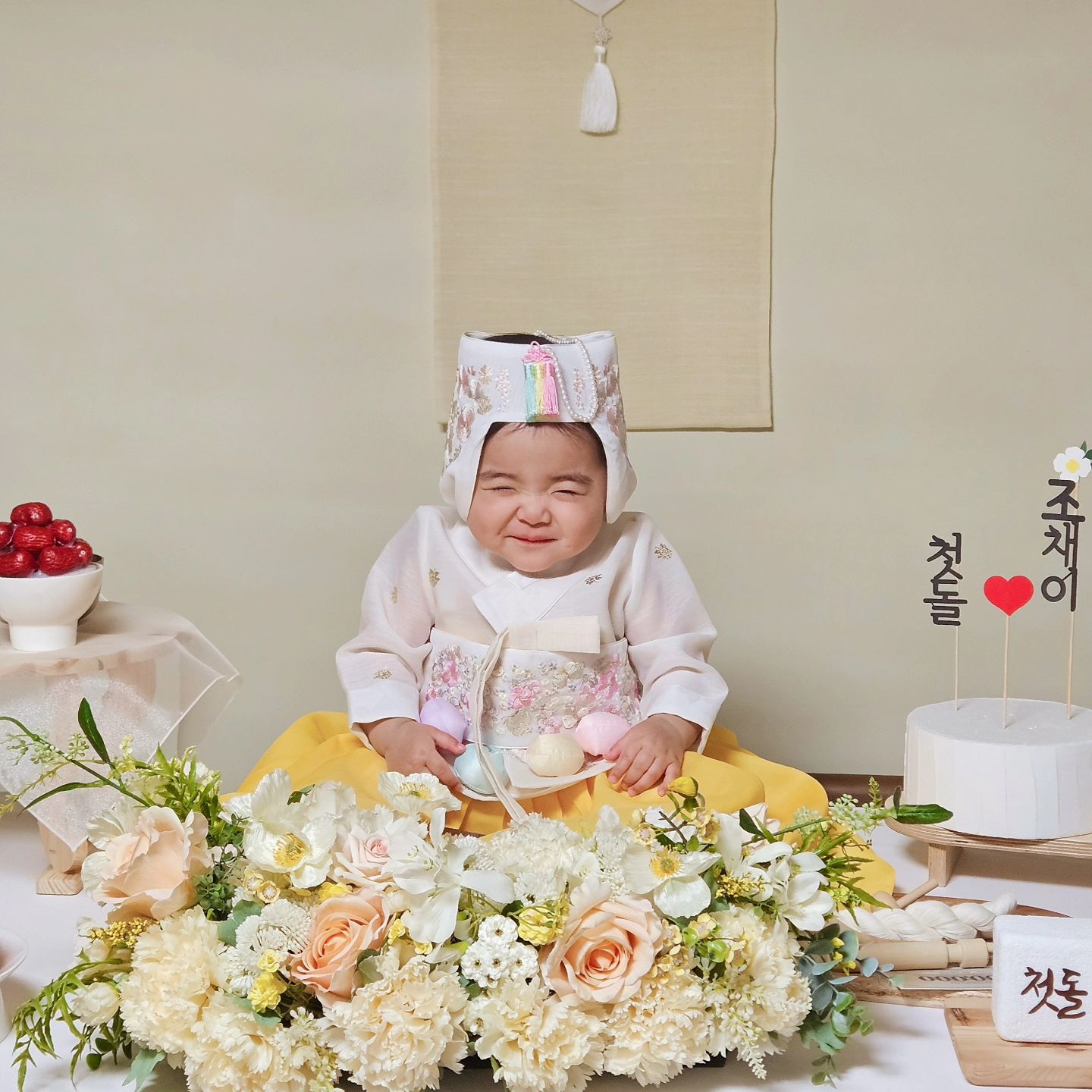 채이의 첫 생일 축하해주셔서 감사합니다 💗

채이는 돌잡이를 여러번 하다보니
진짜 돌잔치에서는 자기 팔에 껴있는 금팔찌랑 금반지를 잡았답니다...🤣

요즘 금값이 장난이 아닌데 오히려 좋아 (?) 😊🫶

🏷미담테이블 티나상+개나리한복
💘ᴛʜᴀɴᴋs ᴛᴏ midam.table

#협찬 #미담테이블 #돌잔치 #돌준맘 #돌끝맘 #돌상 #미담테이블돌상 #100일상 #백일상 #돌준비 #미담테이블티나상