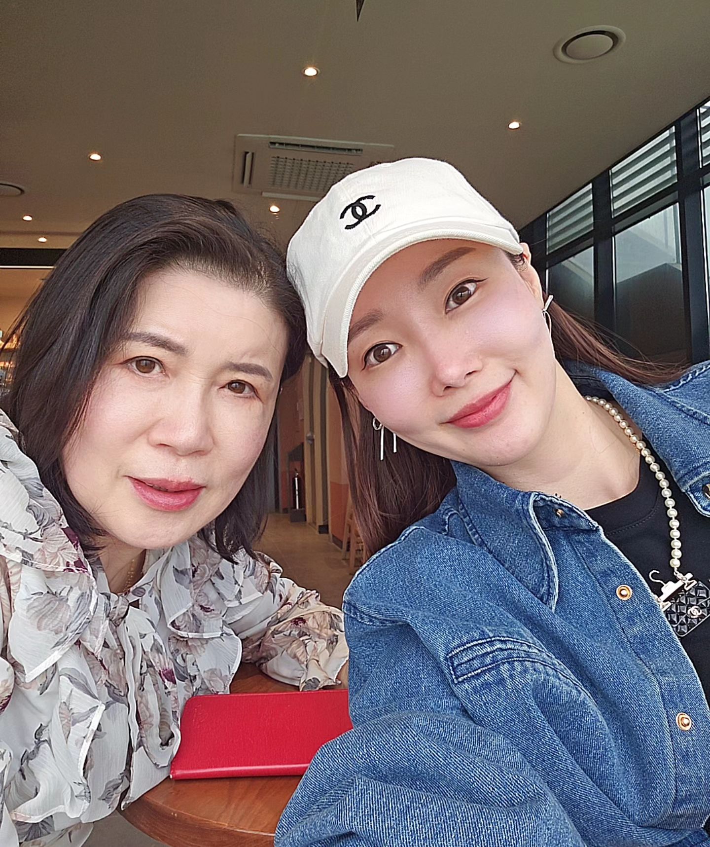 #반영구맛집
#아트바이인

내가 하고 넘 만족해서..
엄마 , 친오빠까지 소개하고~
지인들에게도 추천하는 반영구맛집이예요!

사실 협찬으로도 DM이 오기도하는데..
예전에 눈썹반영구 망친적이 있어서ㅜ
쇼호스트 후배에게 추천받아 #내돈내산
했어요~ 탱이 땡쓰!!

역시나 상상이상으로 만족!
붉은기도많고..대칭도 안맞았는데..
넘나잘해주셨고~

그실력을 아니깐 처음으로 #입술반영구 도 
진행해서 넘 만족스러워요!
점점 검게바뀌고 얼룩덜룩했는데..
살짝 피치컬러로 입혀주니!
피부톤도 더 밝아보여요!

엄마도 같이 했는데 엄마는 좀더 레드립ㅎ
자연스럽게 컬러를 해주셔서..
넘 좋았어요! 아프지도않구요~

립글로즈만 바르니ㅎㅎ
립스틱지워질걱정없정없어서 넘 좋음!!

혹시 #반영구 고민중이라면 art_byin
완전 강추예요! 제얘기하시면
좀더 할인해주실꺼예요ㅋㅋ

#강남반영구 #반영구눈썹 #반영구이벤트 #반영구잘하는곳 
#반영구잘하는샵 #반영구화장 #반영구입술 #반영구문신