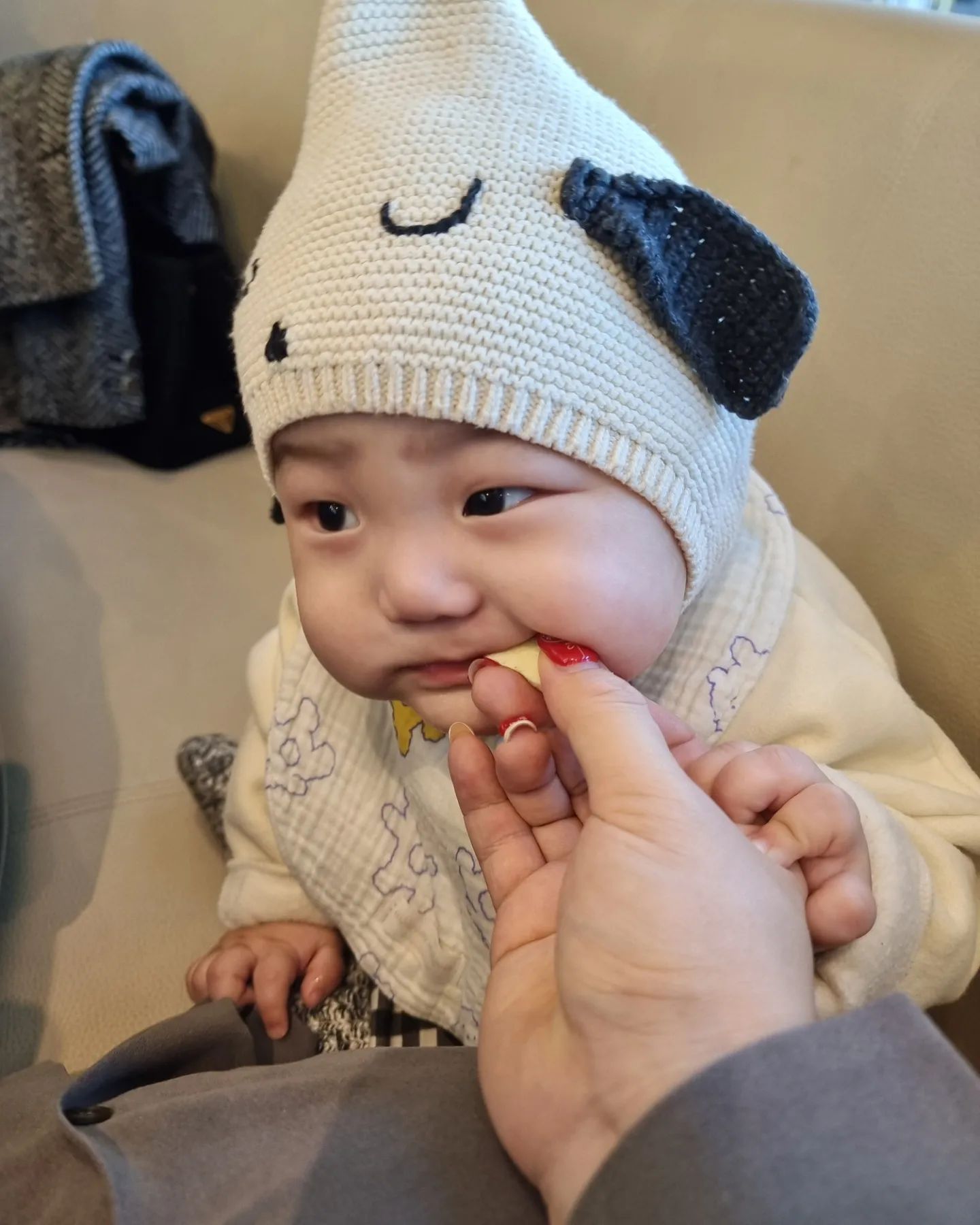 #협찬 이예요🖐
서울에서 두 달 살이 끝내고 집으로 돌아오던 날
목포 여행을 했는데 목포에 도착하자마자 카페인 수혈이 필요해서
찾아보니 소금카페가 있더라구요! 
이색카페라 내부도 소금으로 가득 ><
신기하고 소금커피는 무슨맛일까 궁금해서 시켜봤는데
크림 위에 소금이 ! 단짠조합이 바로 요깃었네여! 
디저트도 넘 맛있어서 안남기고 다먹었어요~~~
.
.
다음 목포여행에도 살라토는 또 방문할거같아요👏

#목포카페#전남목포카페#목포디저트#목포디저트카페#대안동카페#목포역카페#목포시내카페#목포역디저트#목포커피#목포소금커피#목포이색카페#목포예쁜카페#대안동디저트#목포시카페#카페살라토