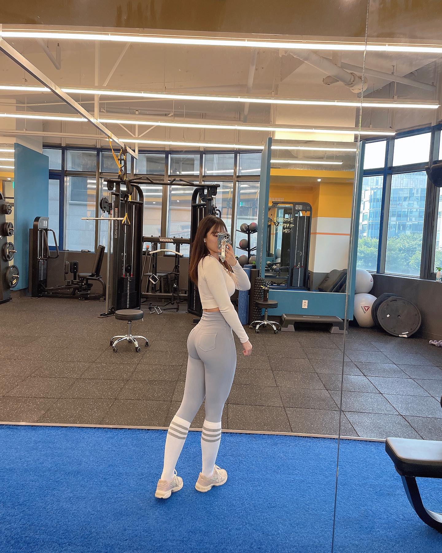 내가 조와하는 운동복 조합 #어운완 🩵🤍
쇼츠가 최애였다가 이제 좀 추워져서 레깅스+니삭스 조합 최애최애✌🏽
등했는데, 하체가 더 좋아보이는건 무엇🥺🤣

이번주는 명절도 있고, 생일주간이라 여기저기 연락돌릴곳이 많아 정신이 없네요ㅎㅎ
지금 독감이 유행이래요! 다들 감기 조심하세요오오ㅎㅎ🤧🤧