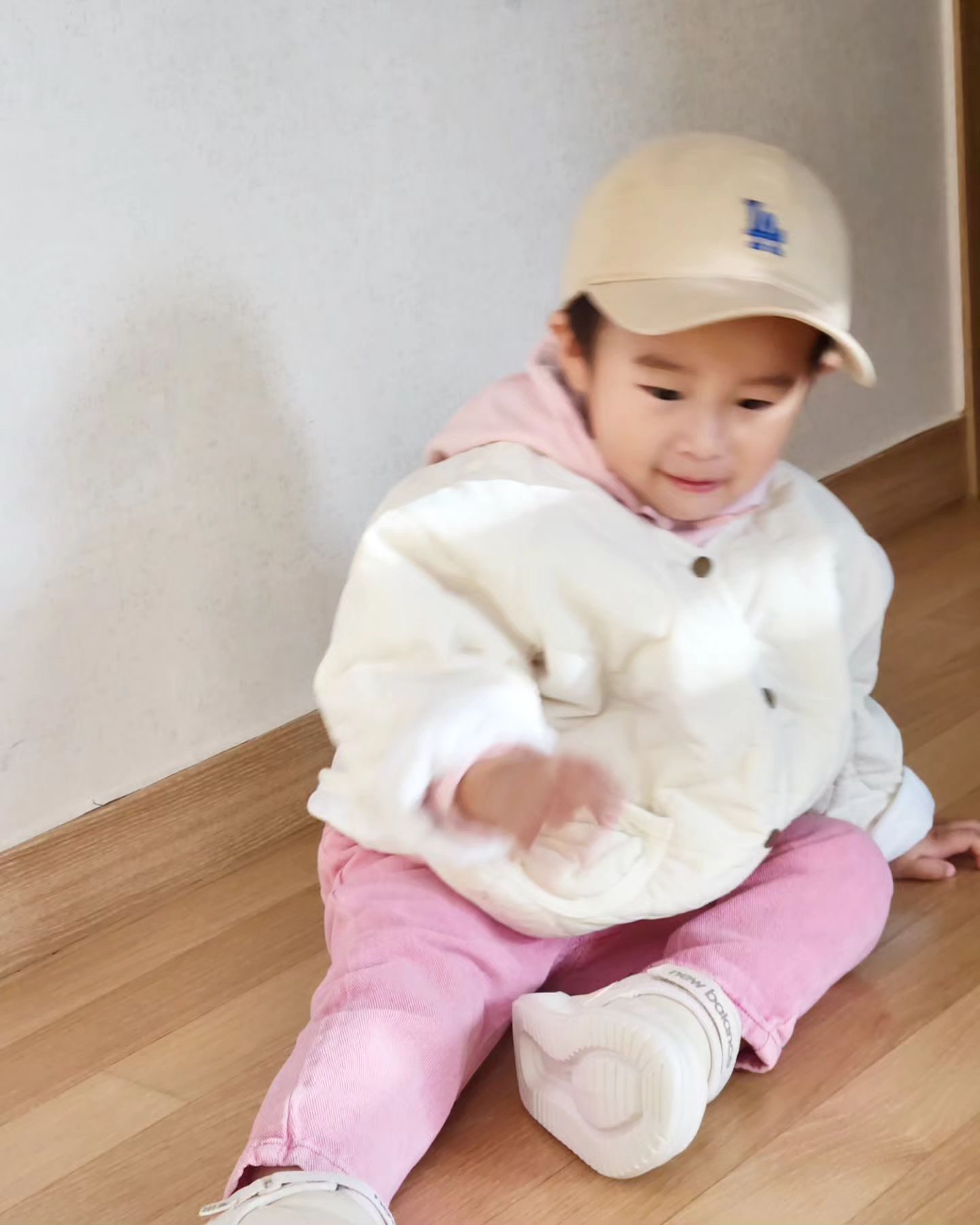 요즘 26개월 끝자락 리현이 ❤️
-
매 순간이 아쉬울 정도로
쑥쑥 자라고있는 리현아
-
타당한 일에는 협조도 잘해주고
자기조절력도 눈에 띄게 성장하고 있고
엄마 아빠 다 녹일 정도로 애교도 넘치는
26개월 소중하고 소중한 리현아
-
리현이는 또래 친구들에 비해
말을 조금 일찍 시작한 아이야
그래서 엄마아빠는 이런 생각을 했단다.
.
'말은 시간이 지나면 대부분의 아이들이 할 수 있다.
어떤 말을 하는지가 더 중요하다.
우리의 말습관을 돌아보자.'
.
돌아보니 엄마아빠는 무의식적으로 
좋지 않은 방법으로 소통하는 때가 꽤 있더라
-
리현이를 위해 우리 가족을 위해 스스로를 위해
엄마아빠도 더 멋지게 성장하도록 노력하고 있어.
다 리현이 덕이야 ☺️👍
-
" 괜찮아. 다시해보자. "
" 속상했어요? 미안해. "
" 리현이가 블럭을 깨버릴거야. 깜짝 놀라지 마요. "
" 기다려줘서 고마워. 정말 보고싶었어. "
" 잠깐만 기다려줘. 금방 돌아올게. "
-
요즘 너의 입에서 나오는 말을 들으며
엄마아빠는 서로 눈맞추고 웃음짓고 있어
-
리현아 늘 고맙고 사랑한단다 ❤️
사랑하는 우리 가족 오늘도 내일도 파이팅 !