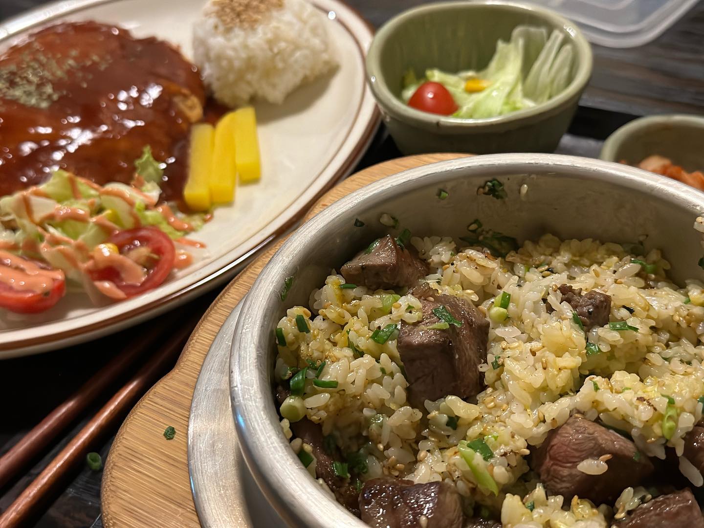 #제품제공
 
📍솔솥 대전 테크노점
 
관평동이 괜찮은 맛집이 있다고해서 총총총 다녀왔어요❤️
솥밥이라 어른들 모시고 가기도 좋고, 
간단히 대접해야하기에도 좋아요! 
1명당 1식판으로 모두 따로나오니 눈치싸움 할 일도 없고요🤤
 
 
스테이크솥밥은 고기도 숭덩숭덩 큼직하게 푸짐했고,
도미관자솥밥도 고소하니 삼삼하니 맛있었어요! 
둘 다 양념장은 취향에맞게 조금씩 곁들어먹는걸 추천👏🏻
 
 
특히 대파 치즈 돈가스가 너무 맛있었는데,
평일 점심시간에는 판매하지 않는다고 하니 참고세요❤️
 
#솔솥 #관평동맛집 #대전관평동맛집 #솥밥 #대전솥밥 #대전관평동맛집 #스테이크솥밥 #도미솥밥