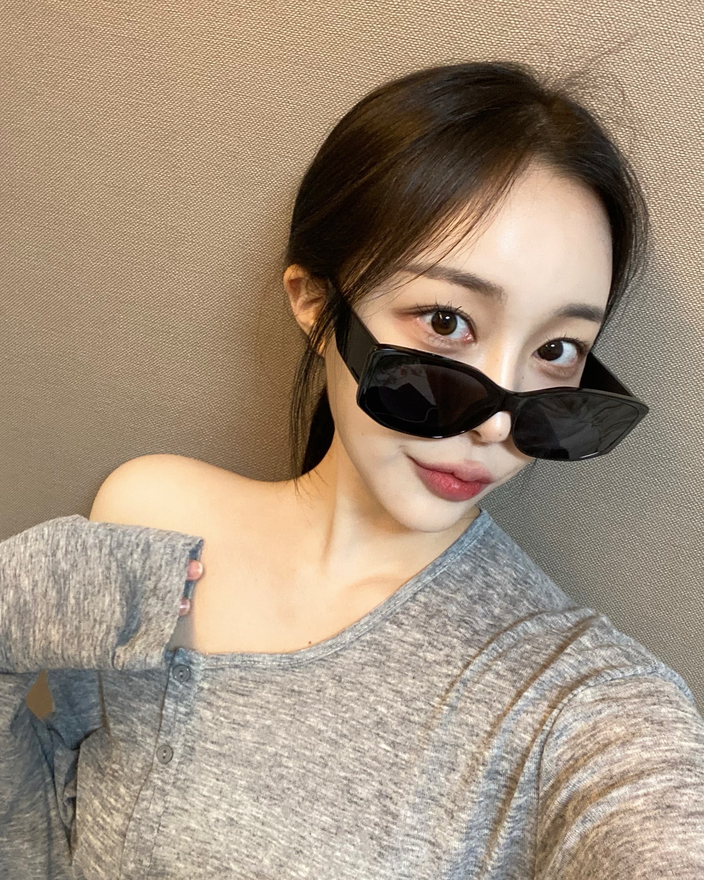 막짤 싱크로율 어떤데
.
.
.
.
.
.

#선글라스추천 #선글라스 #model #follow #fff #데일리룩 #selfie #ootd #좋아요 #평택 #청주 #followforfollowback #거울샷 #패션 #tokyo #おはよう #고양이상 #ねこ #fashion #asia #点赞 #点赞反弹 #healthylifestyle #www #いいね返し #いぬすたぐらむ #お洒落さんと繋がりたい #日常 #インスタ映え #みばえ