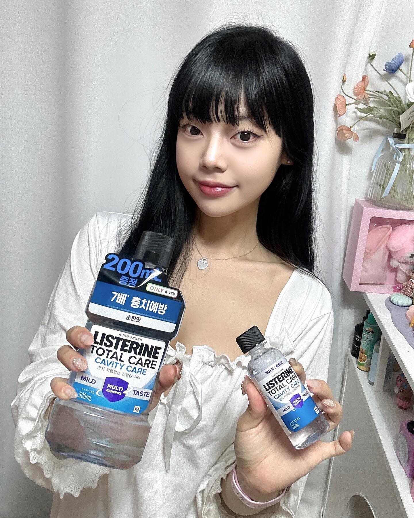 #광고
리스테린 토탈케어 캐비티케어 마일드

평소 워낙 달달한 디저트류를 좋아해서 구강관리에 신경쓰고있는데 구강관리에 도움받고있는 제품 소개드려요 😊

리스테린 토탈케어 캐비티케어 마일드는 인플루언서인 ‘달씨’가 추천하는 제품인데요!

저자극 순한맛에 입냄새 제거뿐만 아니라 칫솔, 치실이 닿지 않는 곳까지 케어가능하다고 하더라구요🪥
그래서 양치 후에 꼭 사용하고 있는데 확실히 더욱 상쾌해지는 느낌이에요

칫솔질이 닿는 부분은 치아 면적은 입 속 조금 뿐이라ㅜ
혀뿐만 아니라 잇몸 사이사이와 볼 쪽에 남아있는 세균까지 관리가 필요하다고 하는데요!
그부분까지 깔끔하게 관리할 수 있기 때문에
칫솔짓 후엔 리스테린 관리 꼭 추천드려요

- 치약 대비 7배* 더 강력한 충치 예방 효과
- 평소 충치가 자주 생긴다면 충치 예방으로 필수적인 것!!
- 프라그, 치은염, 입냄새를 유발하는 입 속 세균 99.9%** 억제
- 치실 대비 5배*** 더 강력한 프라그 억제 효과
- 새롭고 편안한 블랙아이스민트향으로 저자극 순한맛
- 칫솔질로 놓치는 세균 75%****까지
- 양치 후 바로 사용 가능
- 18%***** 높은 불소 흡수율로 튼튼한 구강 관리 가능
지금 올리브영에서 ‘달씨pick’ 기획전 진행중이라
캐비티 본품 500mL + 100mL 2개 휴대용 기획팩 세트를 증정중이예요!

현재 리스테린 팝업스토어도 하고 있으니 시간되실 때 고고!

1. 코엑스 팝업스토어 : 5/23 ~ 5/31 / B1 메가박스 앞
2. 성수 무신사팝업스토어 : 6/1 ~ 6/6 / 성수 무신사 스퀘어
리스테린 토탈케어 캐비티케어 마일드로 건강한 치아 및 잇몸 가꾸어보아요><

*IN VITRO EFFICACY OF FLUORIDE MOUTHRINSES ON CARIES LESION REMINERALIZATION AFTER
PH CYCLING(103-0333),16OCT2017 (치약 vs 치약+리스테린)
** Comparative antimicrobial activities of antiseptic mouthrinses against isogenic planktonic and
biofilm forms of Actinobacillus actinomycetemcomitans J Clin Periodontol. 2001 Jul;28(7):697-700
****Efficacy of Flossing and Mouthrinsing Regimens on Plaque and Gingivitis: A randomized clinical
trial.American Dental Hygienists‘ Association June 2022, 96 (3) 8-20; (칫솔질+치실 vs 칫솔질+리
스테린)
**** Collins LM, Dawes C. The surface area of the adult human mouth and thickness of the salivary
film covering the teeth and oral mucosa.JDentRes.1987, vol. 66. 1300-1302
***** FLUORIDE UPTAKE IN INCIPIENT ENAMEL LESIONS 12 HOURS AFTER MOUTHRINSE
TREATMENTS IN VITRO(103-0334),16OCT2017
.
.
.
.
.
#리스테린 #리스테린토탈케어 #리스테린토탈케어캐비티케어마일드 #캐비티케어 #충치예방 #충치관리 #충
치케어 #충치 #충치증상 #충치초기 #충치단계 #구강관리 #프라그 #충치증상 #충치통증 #프라그 #가글 #
가글추천 #충치관리템 #충치예방템 #치과 #충치치과 #치아관리 #충치원인 #충치가글 #충치치료