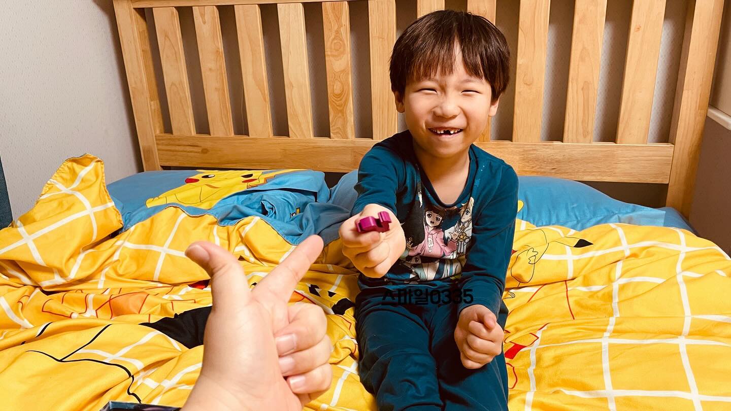 #협찬 인지력발달에 도움을 주는 드래고미노
처음엔 도미노라고해서 넘어트리는거라고 생각했는데,
그런거랑은 전혀 관련이 없는 지형에 맞는 카드를 뽑는 게임으로 
같은 지형끼리 연결하는 게임 
-
깨진알이 나올 수도 있고
아기 드래곤이 나올 수 도 있는
스릴있는 긴장되는 게임 !!
-
아기드래곤이 나오면 1점
깨진알이 나오면 0점
-
지형을 연결하는건 자기가 원하는 대로 연결하기에
원하는 방향으로 자유자재로 연결해서 즐겨요
-
다같이 재미있게 즐기기 좋은 도미노게임으로
1점씩 늘어나는 게임방식으로 수학공부도 배우고
인지공간능력도 배우면서 창의적인 생각도 함께 쑥쑥쑥
-
게임을 할때마다 타일의 지형, 모양이 다다르고 
토큰도 다르기에 얻는 드래곤도 달라지는데
그걸 연결하면서 길을 만드는것도 너무 재미있더라고요 
뭔가 개척을 하는 듯한 재미까지 쏠쏠쏠
-
가족이 함께 즐기면 더 좋은 보드게임이 아닐까 싶네요 
-
#행복한바오밥  #보드게임 #유아보드게임  #어린이보드게임  #놀이학습  #드래고미노  #아이보드게임  #보드게임추천  #드래고미노보드게임
 play_smarter_