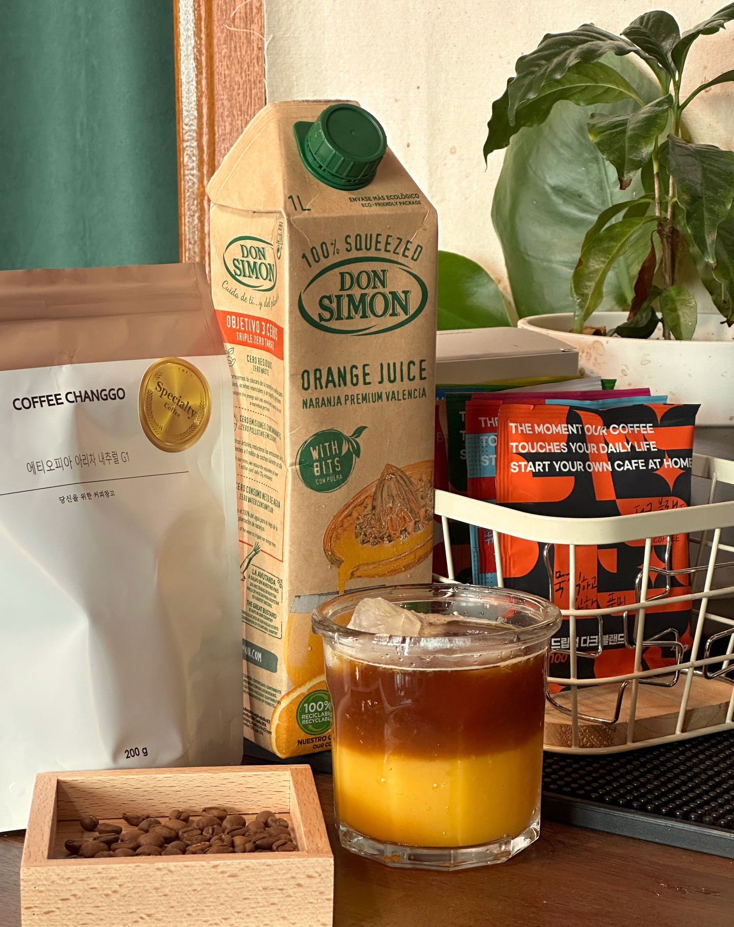 ☕아메리카노에 🍋아이스티 또는🍊 오렌지주스 조합 좋아하시는분? 
🙋‍♀️저욧!!

커피창고의 에티오피아 아리차 G1 원두와 함께한 오렌지주스커피 ☕🍊

#아샷추 , #오렌지커피 의 맛은 
한번 맛 본사람은 언젠가 또 찾게되는 그런 맛인데요 

에티오피아 아리차 G1원두는 산미가 강한 원두 입니다

오렌지커피는 다크원두, 산미원두 상관없이 다 잘 어울립니다

다크원두의 경우 상반되는 맛에서 오는 풍미가 있다면 

산미가 있는 원두에 타먹게되면 
오렌지주스의 신맛과 잘 어울러진 맛을 느끼실 수 있습니다

〰️
오렌지커피 Recipe

오렌지 주스🍊
얼음 가득🧊
에스프레소 1샷☕

🌟
음료는 당도가 높을수록 무거워서 가라앉게 되는데요

오렌지주스는 당도가 높기때문에 가라앉습니다
에스프레소는 가볍기때문에 오렌지주스위에 뜰 수 있습니다

오렌지주스를 먼저 넣고, 
그위에 에스프레소를 살살 플로팅 기법으로 얹여주면 
이렇게 분리가된 모습을 보실 수 있습니다 

⚠️순서가 뒤바뀌면 분리가 되지 않습니다!

☕アメリカーノに🍋アイスティーまたは🍊オーレンオレンジジュース合が好きな方？
🙋私よっ！！

コーヒー倉庫のエチオピアアリーチャG1コーヒー豆と一緒に入れたオレンジジュースコーヒー☕🍊

#アシャッチュ、#オレンジコーヒーの味は
一度味わった人はいつかまた訪れるようになる そんな味です

エチオピアのアリチャG1コーヒー豆は酸味の強い豆です

オレンジコーヒーはダークコーヒー豆、酸味コーヒー豆に関係なくどれもよく合います

ダークコーヒー豆の場合、相反する味から来る風味があるとしたら

酸味のあるコーヒー豆に入れて飲むと
オレンジジュースの酸味とよく調和した味を感じることができます

〰️
オレンジコーヒー Recipe

オレンジジュース🍊
氷いっぱい🧊
エスプレッソ 1ショット☕

🌟
飲み物は糖度が高いほど重くて沈みます

オレンジジュースは糖度が高いので沈みます
エスプレッソは軽いのでオレンジジュースの上に浮くことができます

オレンジジュースを先に入れて、
その上にエスプレッソを軽くフローティング技法でのせると
こうやって分離された姿を見ることができます

⚠️ 順番が変わると取り外しができません！

.
#원두커피 #원두커피추천 #에티오피아원두 #아리차 #커피창고 #스페셜티원두 #스페셜티커피 #오렌지커피 #커피 #홈텐딩 #홈카페 #음료레시피 #커피레시피 #オレンジコーヒー#コーヒー#ホームテンディン#ホームカフェ#飲料レシピ#コーヒーレシピ #킷사텐 #喫茶店 #돈시몬 #donsimon #오렌지주스 #커피창고 #커피창고서포터즈7기 coffeechanggo
