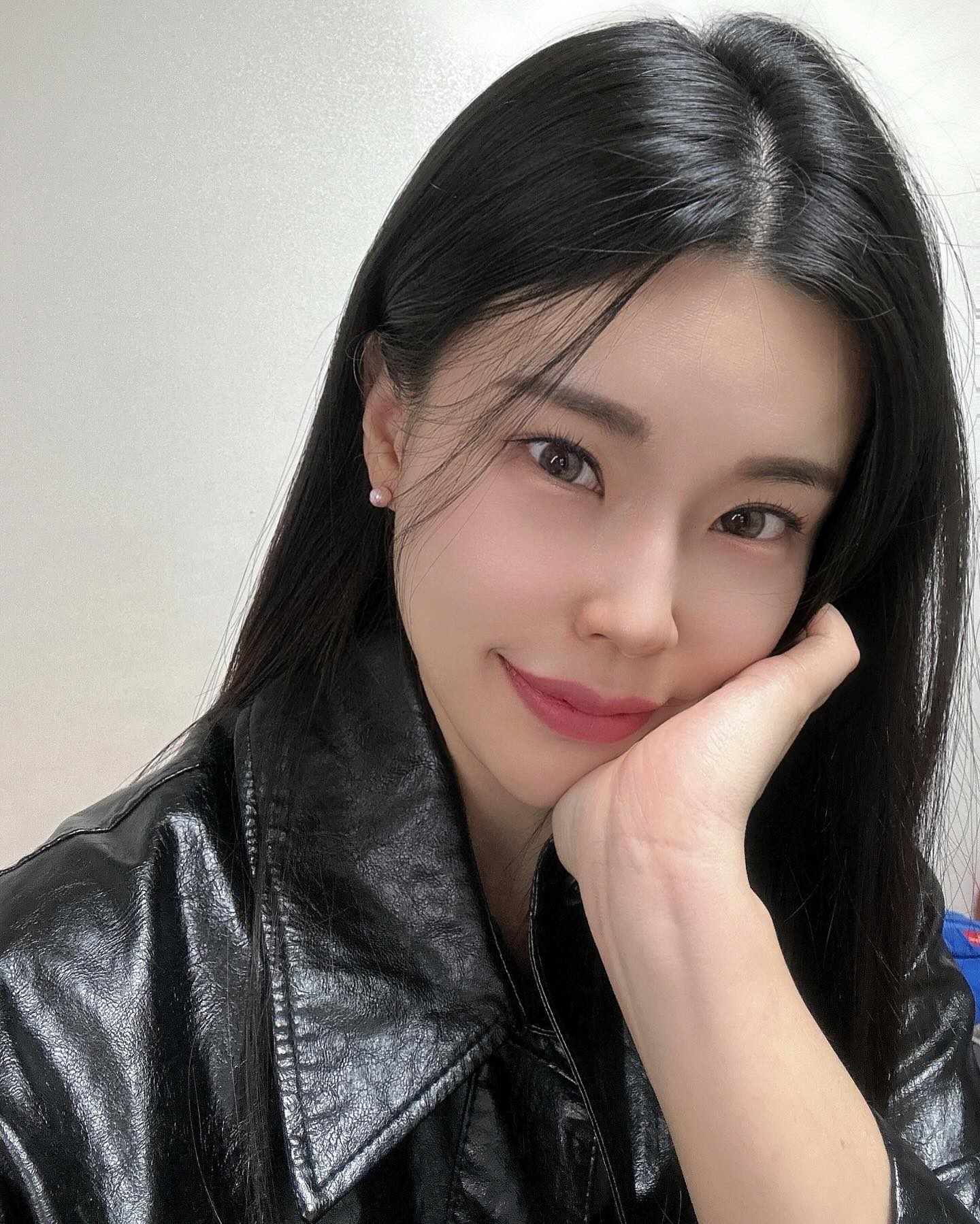 #협찬 

자연스러운 워터밤 브라운렌즈 🤎
권은비 렌즈로 은은한 광택감을 
연출해주는 눈동자가 
맘에드는,,🫶🏻🫶🏻🤎

247이츠워터밤 
그래픽 직경 (전체)
13.0mm (14.3mm)

#247이츠워터밤 #렌즈타운 #브라운렌즈 #블랙렌즈 #원데이렌즈 #렌즈리뷰 #연예인렌즈 #권은비렌즈 #컬러렌즈 #자연스러운렌즈 #렌즈추천 #물광렌즈 #데일리렌즈