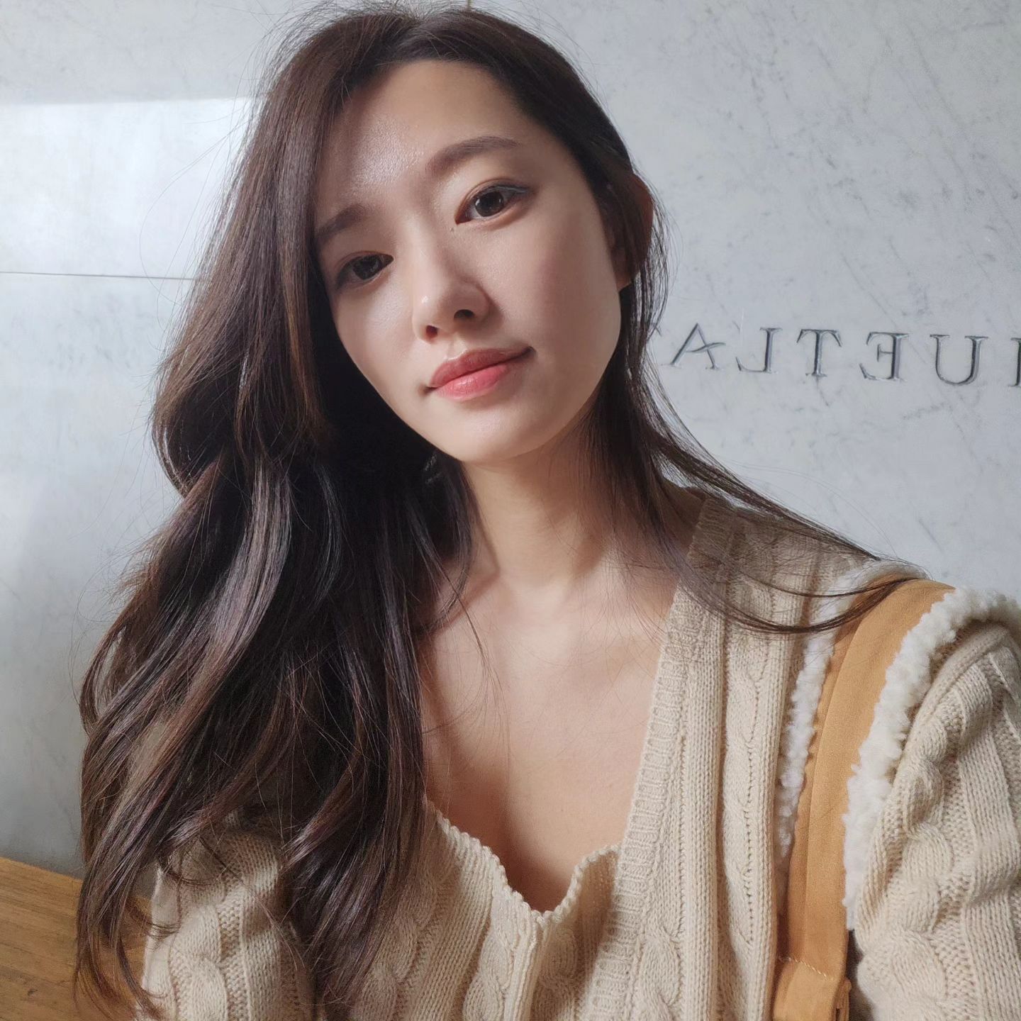아니, 아까 쪼꼬미 공쥬님 2명이 나보고 웃고 좋아하고 막 그러는거야. 
'누구랑 착각했나?' 그러고 있는데
한참 뒤에 나랑 사진찍자고 부탁을 하는거 있지. 
/
넘 귀요워서 "환영해줘서 고마워요. 좋아요" 하고
같이 찍으니까 너무 너무 좋아해주고
나도 기분이 들떴잖아-
/
30초 연예인 체험했네 
호옷!
오늘 머리가 좀 잘 된 덕이야 :)
/