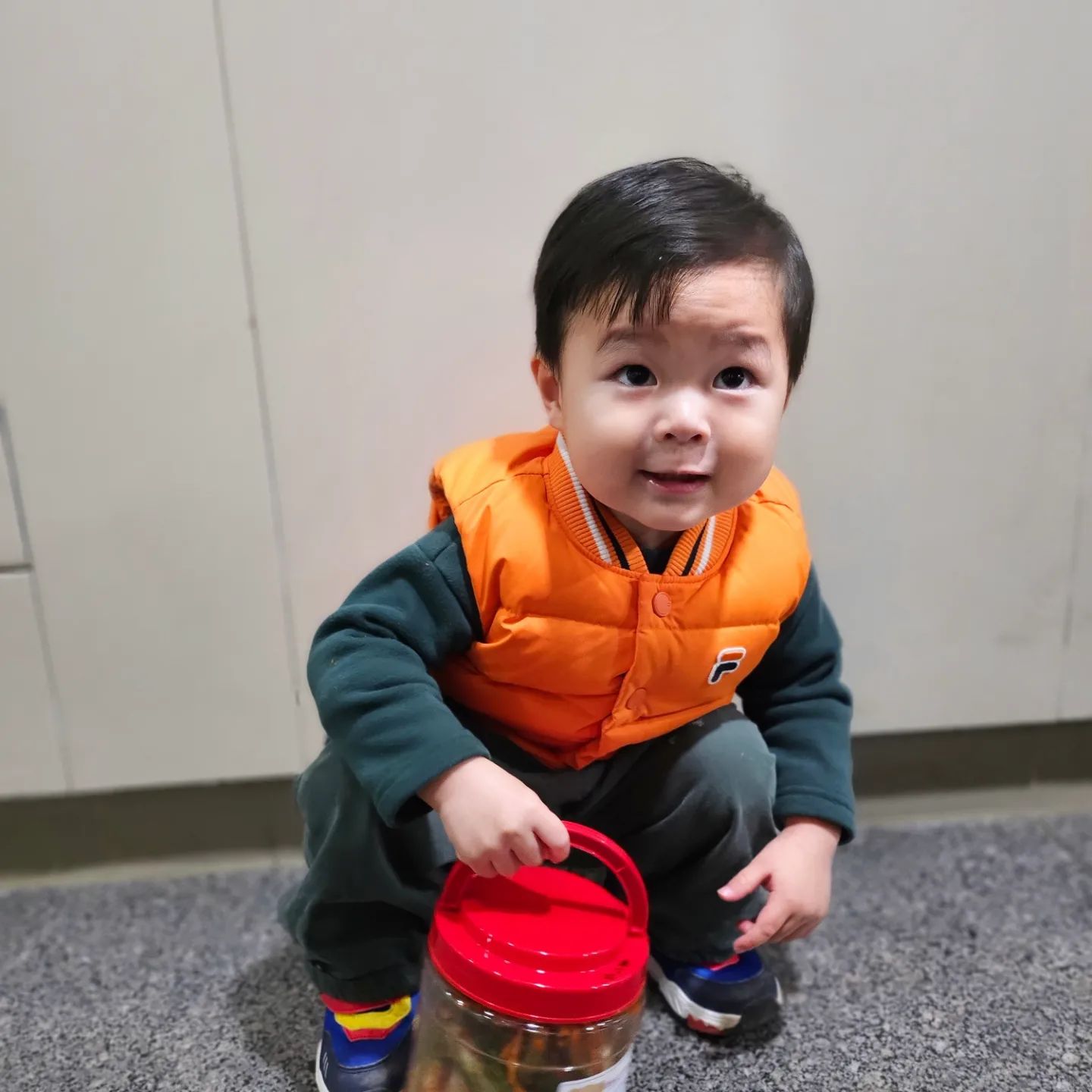 생후 807일

주름도 잘생겨 보이는
 나는야 도치맘

어제는 이현이가 김장을 해서
(애미보다 나음)
김치를 가지고왔는데 
덕분에 바로 수육해서먹음 

너무나 맛났다리 ❣️
(비록 들고만온 김치일지라도..)ㅋㅋ
->비슷한 버전 어버이날 카네이션

무튼 자기가 어쨋든 한거라고 
어제 하원버스 에서 부터 김치들고
(아무도 뺏지않는ㄷㅔ🙂..)
집까지 가방은 나한테 던져놓고 
김치를 사수하며 옴 

근데 지금 다시 (2번째)영상을 보니 
세상에 지아가 김치를 좋아한다는 말을 한거였어!!!! 

이현이가 왠 김치를 먹는다고 좋아한다고 하지 햇는데 
와 이렇게 커가는 이현이에 
폭풍감동 장하다 내새끠 ㅠㅠㅠ

무튼 아예 손도안대던 
물속에빠진 고기라도먹는 요즘 
감동의연속
잠은 엄마랑만 자야하고 아빠는 저리 가야하지만^^
넘나 귀염빵뎅이 성이혀니

오늘은 8시 35분에 깨워서 겨우 일어나 대충 코끼리입고 
저 코끼리 코 잡고 등원시켯지만 등원완료했으니 미션 성공임

모두 행복한 하루되세여♡_♡