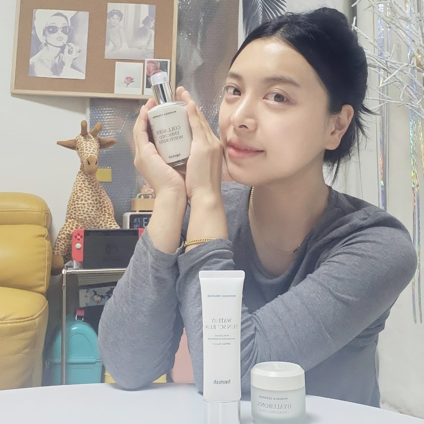 #광고  heimish_cosmetic × heimish.kr
#heimish  #모링가세라마이드히알루론산 #뷰티 

정말 써보고싶었던  #헤이미쉬  #화장품 
저에게도 기회가 ❤️ 꺄 😆 정말 감사합니다 !

순서대로 하나씩 사용해봤는데 자극적이지도않고
자연스럽게 밀착되니깐 바른듯 안바른듯
✨️광채까지나니 피부가 더 좋아보이는거 있죠 ❗️

보습 + 광채 + 미백 뭐하나 빠지는게 없다는🤭
홈케어는 물론 ,  화장전 사용하시면 넘 좋을듯요

1️⃣ 세라마이드 모이스처라이처

모링가 세라마이드와 식물성콜라겐의
풍부한 영양감으로 윤기 흐르는 광채를 
선사하는 고영양 모이스처라이저 

➡️ 탄력보습시너지효과 
➡️ 부드러운 광택감 윤기광채피부 
➡️ 에센스와 로션을 하나로  저자극 안심처방

2️⃣ 세라마이드 히얄루론산 크림

➡️모링가 세라마이드와 저분자 히알루론산의
➡️리얼보습으로 더 촉촉한 수분감을 선사하는
➡️히알루론산 수분 #보습크림 

수분보습 시너지효과  저자극 안심처방 
부드러운 멜팅력 우수한 흡입력
활용도100% 멀티  #수분크림 

3️⃣ 세라마이드 워터리 #선크림

수분을 가득담아 촉촉함 보습감은물론
끈적임없이 워터리한 사용감의 수분 선크림

➡️수분에센스 함량 73%
➡️가볍게 발리는 수분텍스처
➡️피부자극걱정없는 순한선스크림

3가지 모두  정말  괜찮아서 잘쓸거같아 추천 😘
그럼 오늘도 화이팅하셔요 ~❤️❤️🙌🏻🙌🏻
