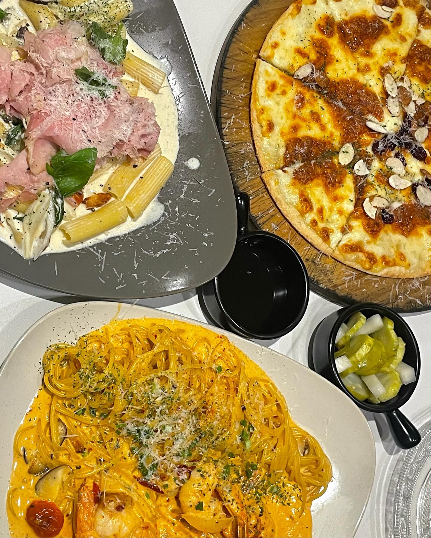 🧂메종 드 잠봉
분위기 좋은 성신여대 파스타 맛집!

데이트 코스로 완전 추천드리는 레스토랑입니다. 쉬림프로제파스타, 잠봉크림 리카토니, 고르곤졸라피자를 먹었어요. 잠봉크림 파스타는 쫄깃쫄깃하니 고소했고 쉬림프로제는 딱 파스타의 정석이었어요. 피자는 기대를 안했었는데 너무 맛있었어요👍🏻 다음에 와인과 잠봉피자 먹으러 또 방문하고 싶습니다. 아늑하고 조용한 분위기에 사장님도 너무 친절하셔서 사랑하는 사람과 기분 좋은 날 예약하고 가시는 것도 좋을 것 같아요.

서울 성북구 동소문로22길 57-16 1층

#성신여대 #성신여대맛집 #데이트 #데이트맛집 #기념일 #크리스마스예약 #소개팅맛집 #잠봉 #잠봉뵈르 #파스타맛집 #파스타 #피자 #뇨끼 #분위기 #사퀴테리 #와인 #데이트코스 #성신여대데이트 #먹스타 #먹스타맞팔 #먹방스타그램 #먹팔맞팔
