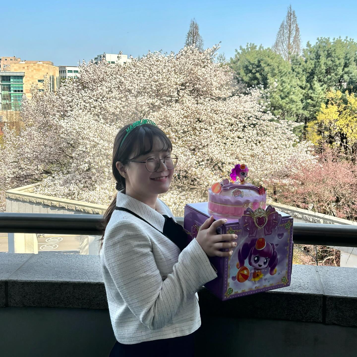 휴일과 함께한 일곱번째 스무살 END
.
.
.
올해도 잊지않고 생일축하해준 모든 분들 감사합니당🫶 매년 축하를 받고 있다는 사실에 그저 행복할 다름…☺️ 부족함 많지만 항상 같이 놀아주고 함께해줘서 넘 고맙구 애정해오💛 다덜 평생 제 곁에 있어주세오..! 춍춍

#스물일곱 #생일
