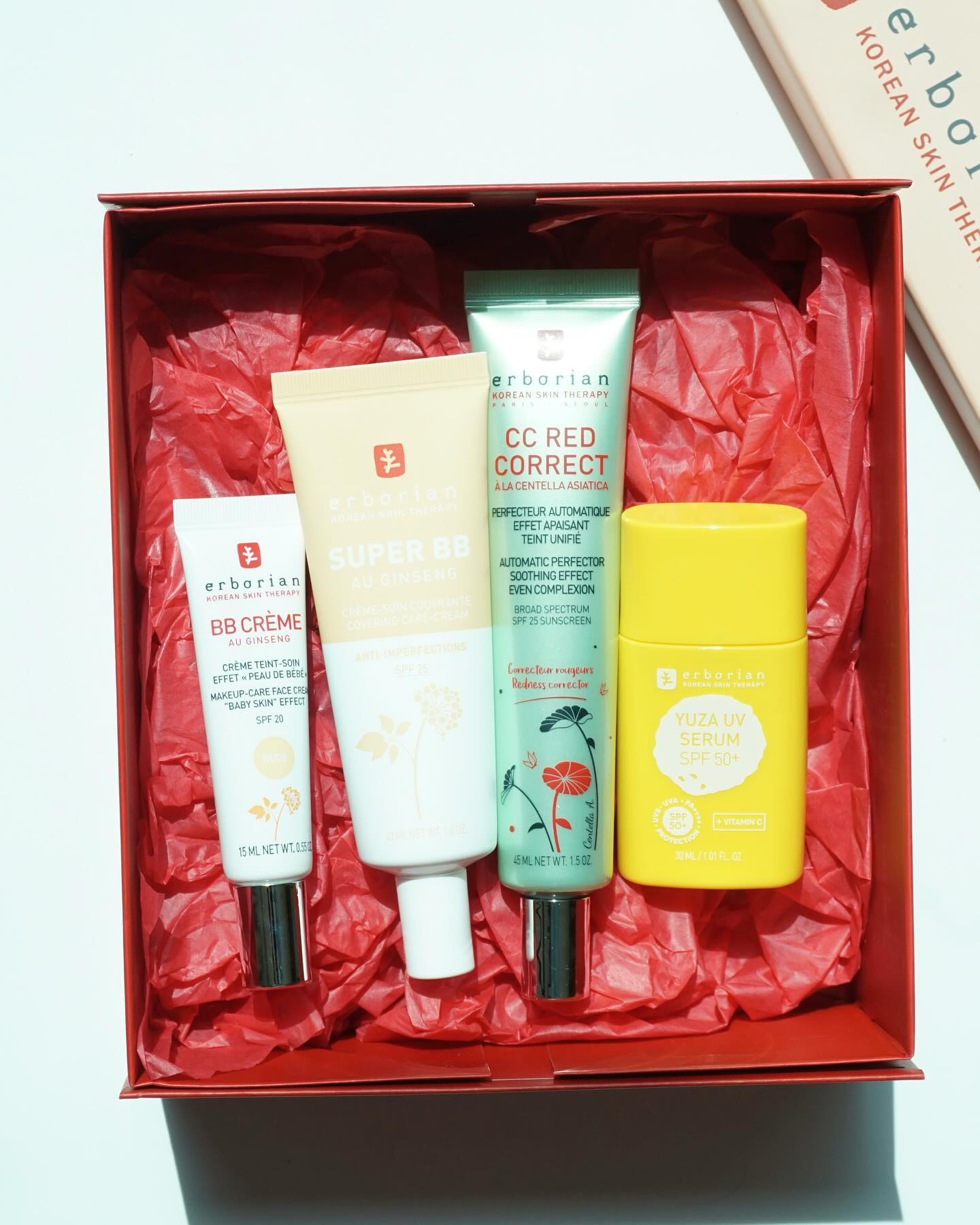 #gift erborian_korea 

에르보리앙에서 보내주신 비비크림과 씨씨크림 유브이 선세럼까지 써봤는데 요즘 비비크림이랑 파데 살짝 섞어서 바르니 피부 표현 너무 건강해보이고 예쁘더라구요 살짝 제 피부톤에는 어두워서한 톤 밝은 파데랑 믹스하니 찰떡! 그리고 유브인 선세럼은 매끈한 워터리 제형인데 유자향도 나고 끈적임 없어서 등산갈 때 쓰기 좋더라구요 씨씨크림은 톤업되면서 매끈하게 바르기 좋네요 💜

#에르보리앙 #에르보리앙비비크림 #비비크림추천 #CC크림 #선세럼