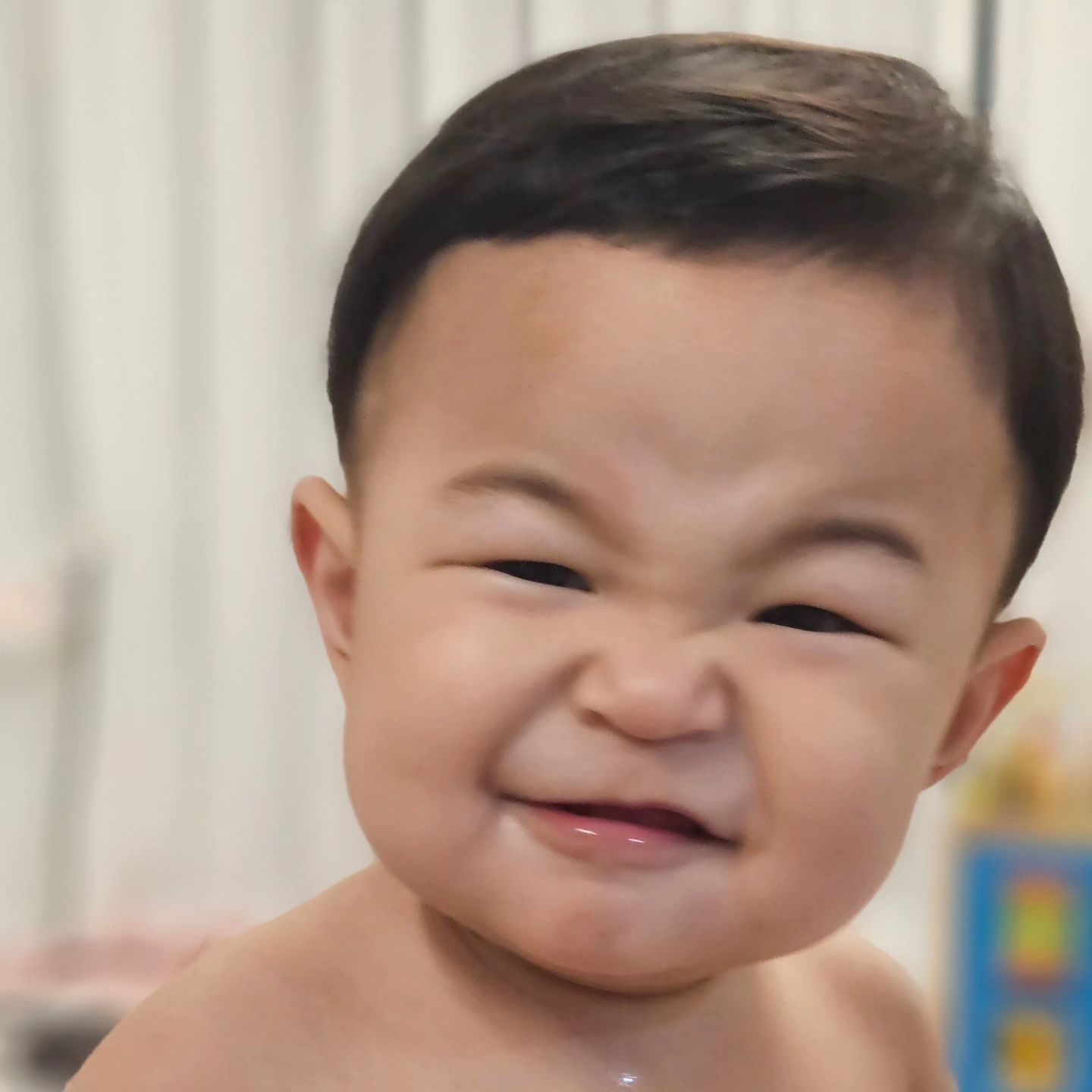 #육아고민

햇살이는 집 근처에 어린이집 자리가 하나도 없어서
차로 50분거리 직장어린이집에 등하원하고 있어요

그런데 오늘 차로 등원하고 있는데 갑자기 토....🤮
다행히 옆에 차를 세울 수 있는 길이라 잠깐 멈추고
햇살이 상태 보고 다시 집으로 돌아오는데

햇살이가 토했는데 자기 안 안아준다고
자지러지게 울더라구요😫
저도 거의 울다시피 운전하며 왔어요😢

병원 가니 토한 원인도 어린이집때문에
먹는 패턴 깨지고 집 와서 폭식하고
아침에 급하게 분유 먹이고 차 태워서라는데
이렇게까지 얼집 보내야하는건지 현타가...

아직 복직도 안했는데 이러면
복직하면 어떡해야하나 눈물이 앞을 가리더라구요....

워킹맘들 진짜 다들 이렇게 다니는 거 맞죠??
저만 벌써부터 울면서 보내는 거 아니죠?? ㅜㅜ
맞벌이 왜이렇게 빡센건가요 ㅜㅜ

#11개월아기 #흑호띠아기 #맞벌이 #워킹맘
