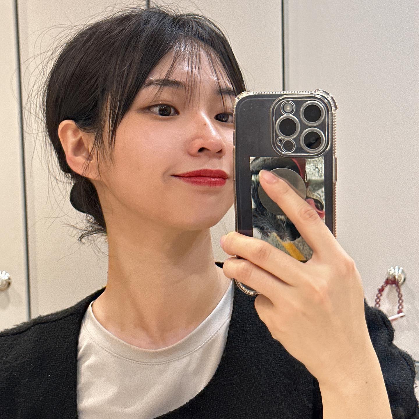 히히_오늘의 운동☀️
“바쁘다 바빠 현대사회 : 24시간이 모자라”

엉덩이 진짜 뿌셔부린 PT🔥

다리가 호달달 떨려 부려서 주저앉은 경험
이건 정말 처음이었어요🥹

그런 저를 보며 웃더니 씨씨티비 돌려본다는 선생님
제가 오늘도 한 명에게 웃음을 드렸네요
그거면 됩니다 하하하🦑

요즘 들어 헬스장에 사람이 없는데
우리 헬스장만 이런 걸까요👀

그래두 회원 입장에서는 아아주 나이스샷🖐️

저희 헬스장은 헬창분들의 성지라고 합니다
다들 와서 친목을 다지고 운동을 알려주는
참 신기한 곳이라고 하더라구요😅

세상에 수많은 인싸들이 존재한다

“저는 조용히 댕기겠습니다‼️”

그리고 친구에게 양도받은 PT 타임
한문으로 싸인하는 역시 보오통이 아닌 친구

너를 따라서 싸인해봤어 우때❓
고맙구나 친구야 운동 열심히 할게😎

.
.

그리고 운동이 끝나구 집으로 복귀를 하였습니다

책 출간이 마무리되고 바로 시작해야 하는 공부📚

스터디카페를 가야하는데 가지를 못하겠어여
친구야 나를 얼렁 데려다줘🥹
seosunibb