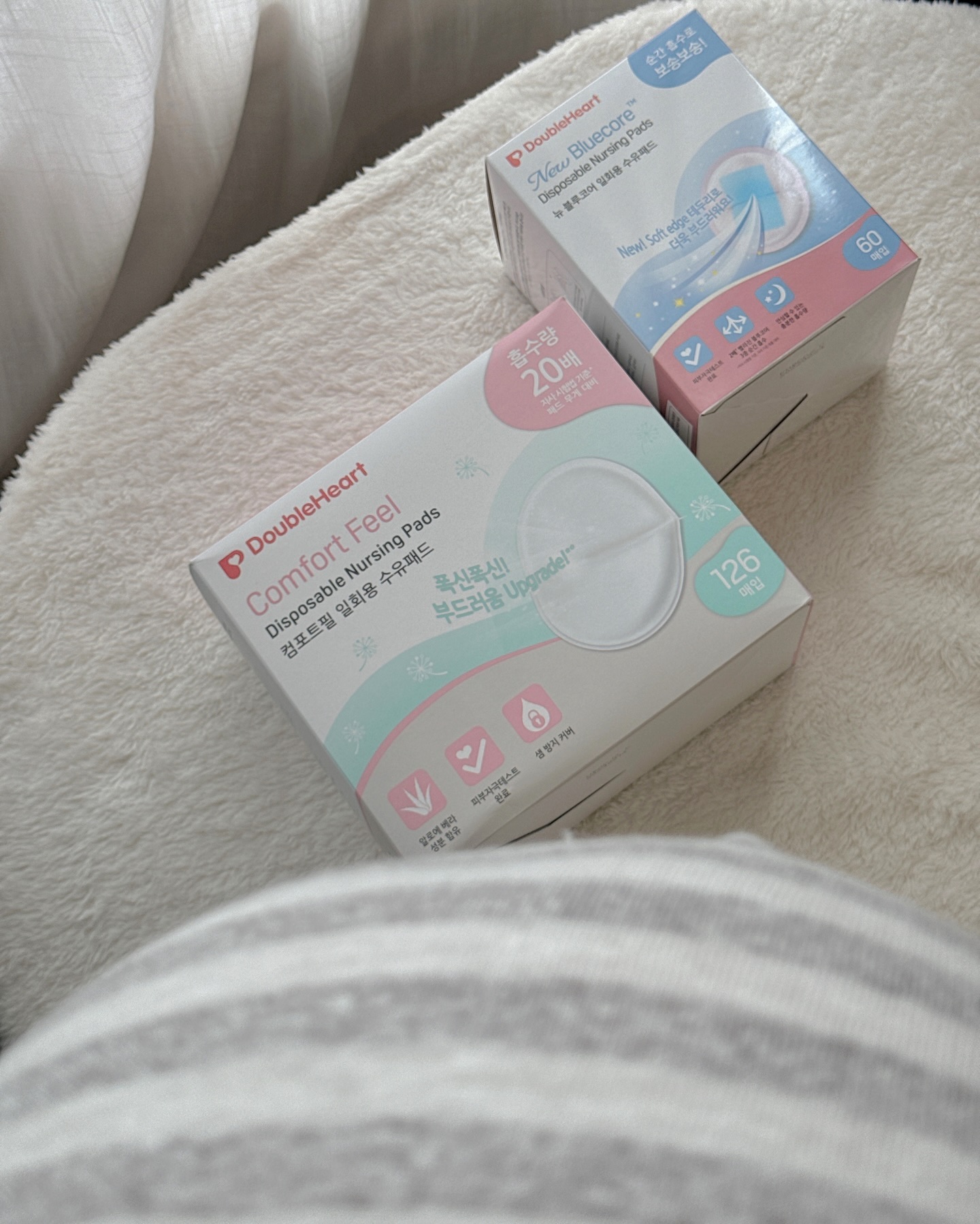 #협찬 | 흐아아..⸝⸝ ᷇࿀ ᷆⸝⸝ 35주 진입 !

몸은 점점 무거워지고
조금만 걸어도 숨이차는게 느껴져요,,
저는 요즘 슬슬 출산가방을 챙겨두고있어요-!🧳

수유패드는 산후조리원 준비물 필수템,,☁

모유수유로 예민해진 피부를 보호하고,
속옷에 묻지않도록 패드를 꼭 착용해야한답니다-!
더블하트 수유패드는 상황에 맞춰
2가지 타입으로 사용가능해요

🤍컴포트필 수유패드
데일리용으로 사용하는 부드러운 타입
알로에베라 성분이 함유되어
예민해진 피부를 촉촉하게 진정시켜줘요

🩵블루코어 수유패드
엠보싱 시트로 2배 빠른 쾌속 흡수가 되어
뽀송뽀송하고, 역 샘 방지기능이 있어서
장시간 외출하거나 나이트용으로 추천해요!💫
.
.
.
τнänκ чöü ᰔᩚ doubleheart.korea 
#수유패드 #수유패드추천 #출산준비물 #산후조리원준비물
#임산부필수템 #만삭임산부 #출산준비 #용띠맘 #용띠맘소통