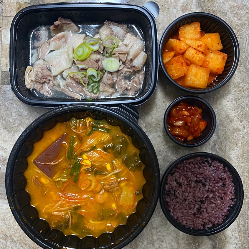 #먹쭈 #해장국맛집 #소고기해장국 #오름해장국 

1인 뭉텅이 수육 + 국밥 13,500원
소고기해장국 4,000원 얼큰이 500원 4,500원 추가
총 18,000원

구성: 뭉텅이수육 고기소스 국밥 깍두기 오징어젓갈 밥

해장국에 육수는 소고기와 돼지 사골을 푹 우려서 만들어진 육수에요
그리고 육수에는 방부제 및 첨가물이 일절 들어가지 않는다고 해서 믿음이 가요
해장국 수육에 들어가는 고기는 사태와 양지로 고기가 질기지 않고 부드러워요
국밥에는 깍두기가 맛있어야 하는데 깍두기도 맛있고 젓갈도 맛있어요

든든하게 맛있게 먹은 #오름해장국국밥 처음 배달시켜서 먹어봤는데 음식도 깔끔하게 오고 맛도 있고 해장으로 너무 좋았어요
#양주국밥 #옥정국밥 #배달맛집 찾으신다면 오름해장국 추천드려요