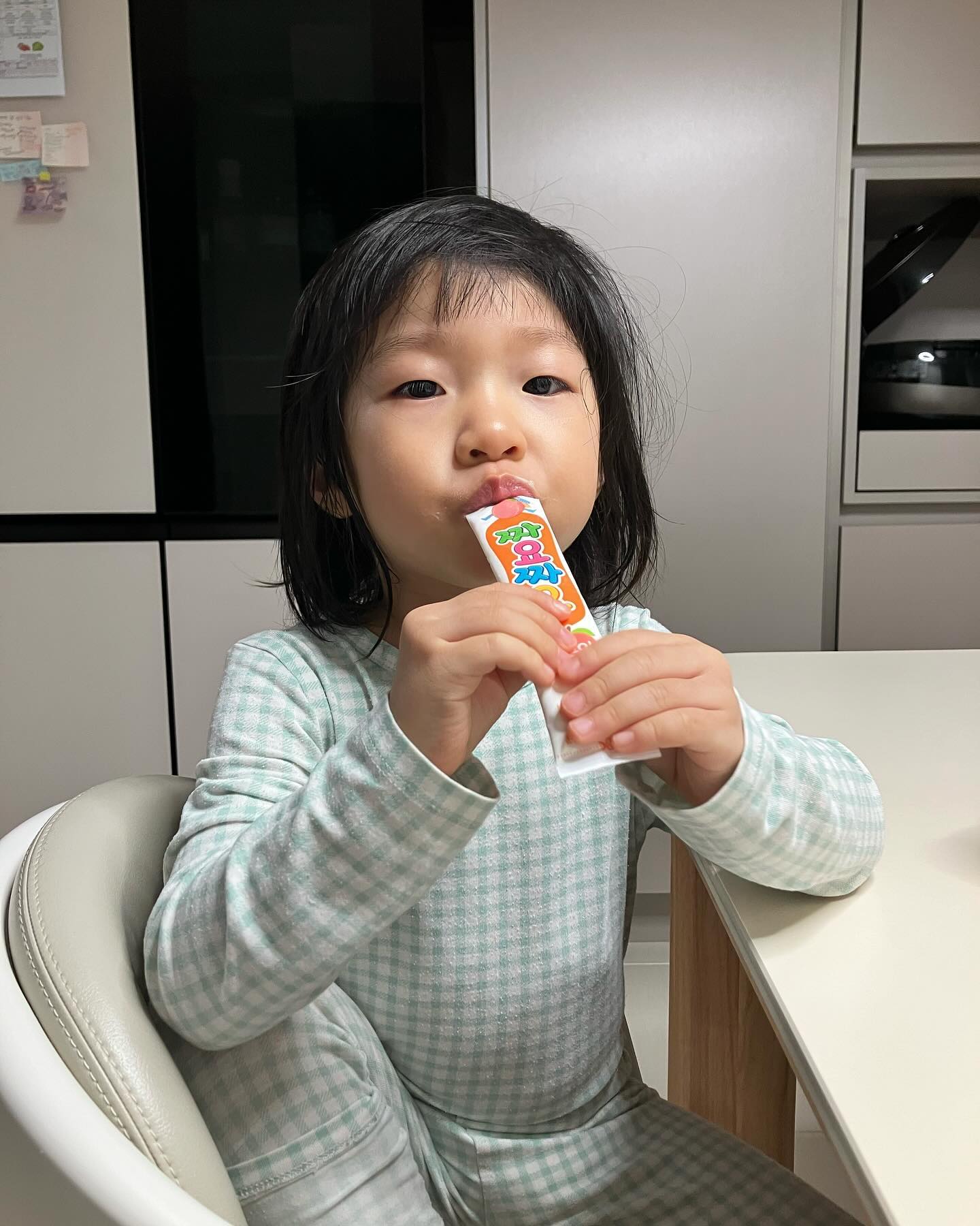 29개월 소희

봉제산도 다녀오고
하원하고는 매일 놀이터
짜요짜요도 먹어보고
친구네서 놀고 저녁도 먹고오고