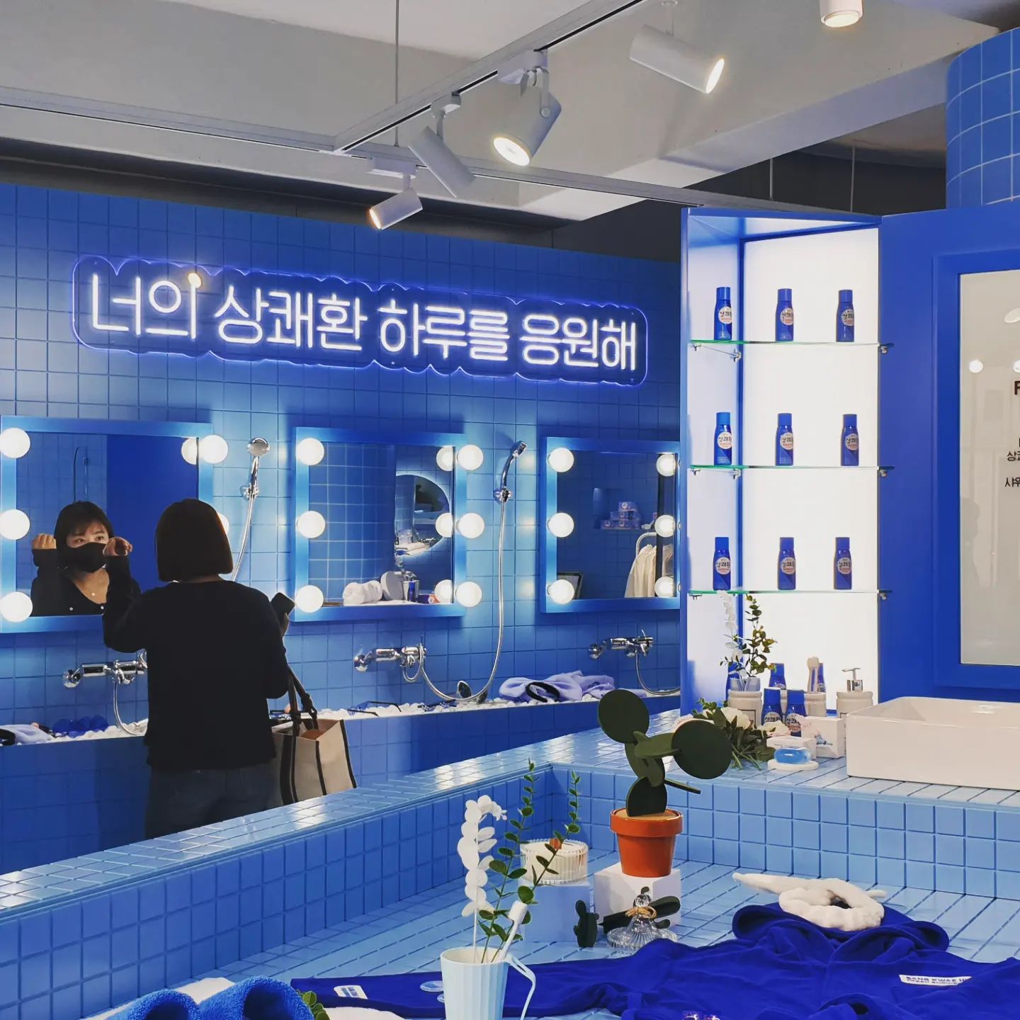 숙취해소제 상쾌한~ 
씻은듯 상쾌한 느낌이 마치 샤워한듯한 느낌이라그런지 컨셉도 욕실컨셉이라 좋았던!
팝업 철수하는날 뒤늦게 올려보는 #성수동팝업스토어
 #상쾌한 #팝업스토어 #컨셉좋아 #숙취해소제추천