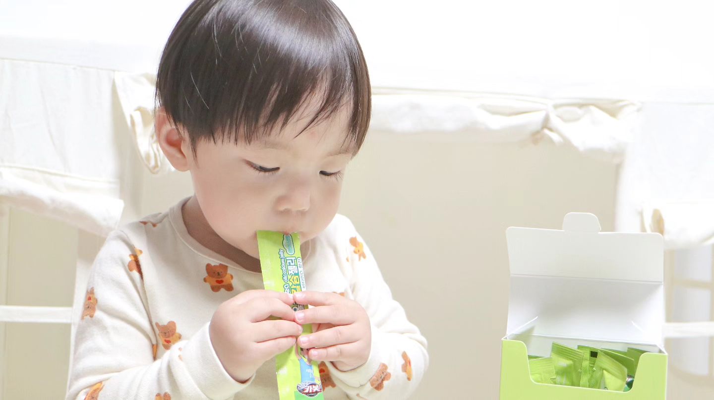 #제품협찬 X 올키 칼슘 젤리
　
성장기 어린이 뼈 건강을 위한 샤인머스켓맛 영양제 !
독일산 구연산 칼슘 210mg + DSM 스위스산 비타민 D3 200IU + 망간 2.5mg의 배합으로 만들어져
몰랐는데 칼슘과 비타민D는 함께 섭취하는 게 좋다고 하더라구요 ?
　
그 외에도 비타민K, 마그네슘, 황기추출물, 아미노산, 폴리감마글루탐산
꼼꼼하게 엄선한 부원료 5종까지 함유되어 다른 간식들보다
스틱 하나 챙겨다니며 까까찾을 때 주면 너무 좋아요 !
　
12개월 이상 아기들이라면 먹을 수 있지만 
혹시나 아직까지 젤리를 잘 못먹는다면 작게 잘라서 섭취를 권장하며, 
차니도 젤리를 못 먹는데도 불구하고 부드러운 형태라 그런가
조금씩 자기가 잘라서 먹는 걸 보니 걱정없더라구요 :D 
　
성장기 뼈와 치아 건강에 도움되는 올키 칼슘젤리 영양제
잘 먹으니 하루 한개씩 꾸준히 잘 챙겨주고있어요 !
　

#올키 #키즈영양제 #올키앰버서더 #맛있어야애들이먹지 #올키칼슘젤리 #키즈칼슘비타민 #아기칼슘비타민 #어린이칼슘비타민 #키즈칼슘 #아기칼슘 #어린이칼슘 #아기영양제 #어린이영양제 #칼슘젤리 #칼슘 #비타민D #망간 #헬로카봇 #카봇 #아기간식 #어린이간식 #아주약품 #건강기능식품 #영양제