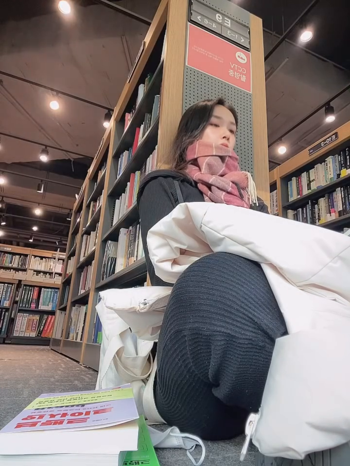 서점 오면 이 자리❤️ 

한면이 통창이라  밖이 한눈에 보이는 서점 
답답하지 않아 좋음 ✌️

#서점투어