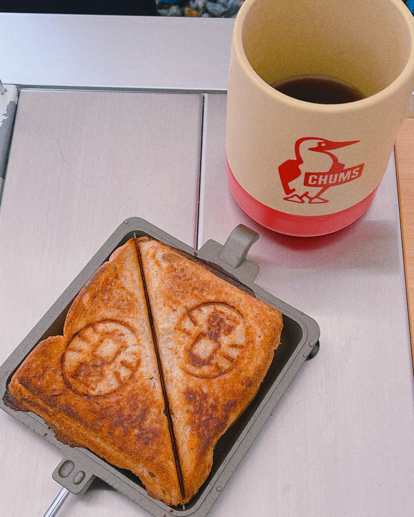 우리두 샌뒤치 쿠커샀댜🥪

그 유명한 4w1h 사려고했는데
직구를 기다리기 힘들어서 (스픽 직구중)

현대포인트몰에 콜맨쿠커있길래 
당장 구매💸💸

너~~~무 만족한다🤭 다들 쿠커쓰는이유 알겠댜~ 
무엇보다 로고각인 너무 귀여워🫶🏻

이제 아침은 모닝커피☕️와 샌뒤치🥪
