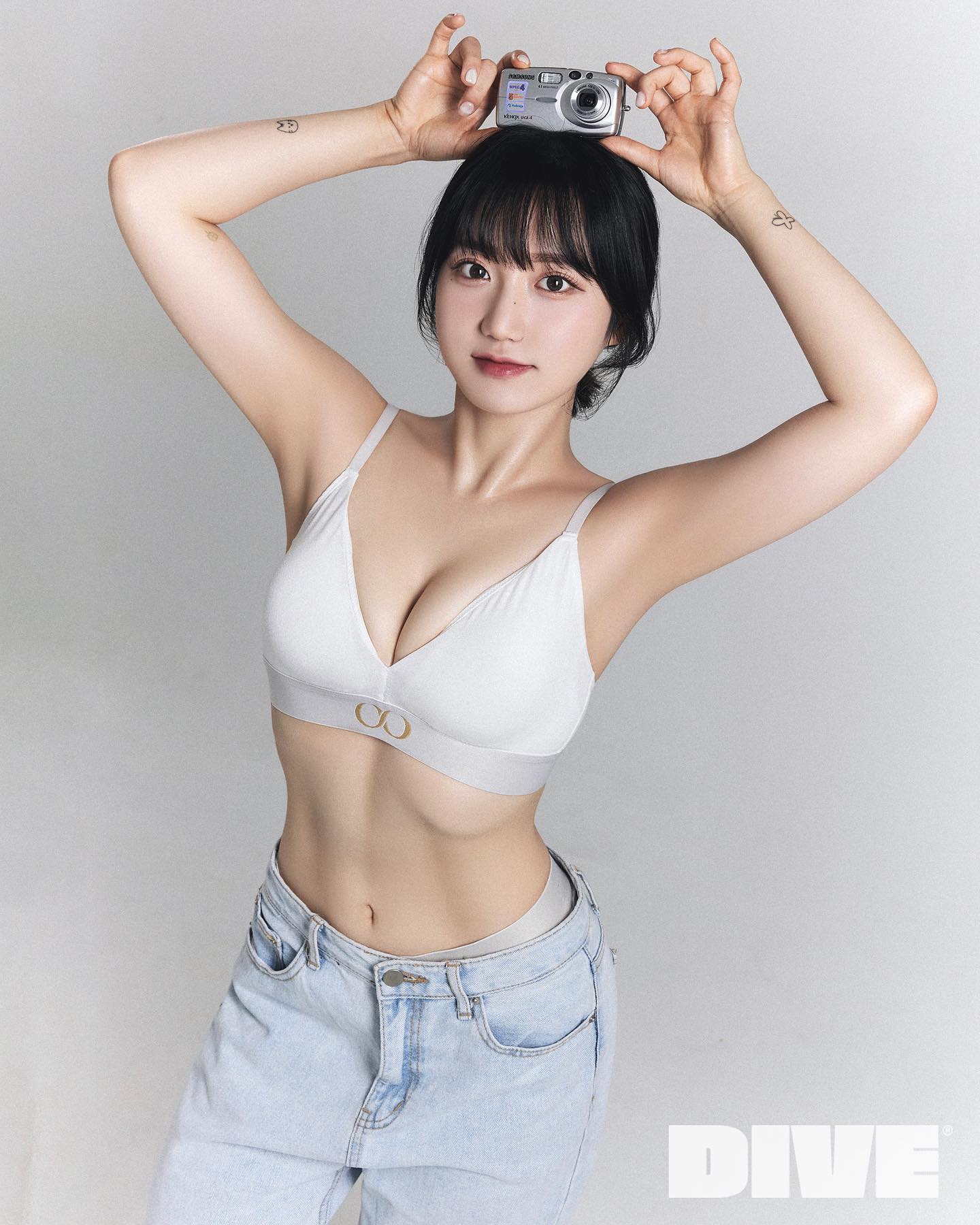 첫 보정본 ◡̈ ༘ *📷

studio : studio.dive 
makeup : barabom_jiu 
gym : molly_gym_vol.1