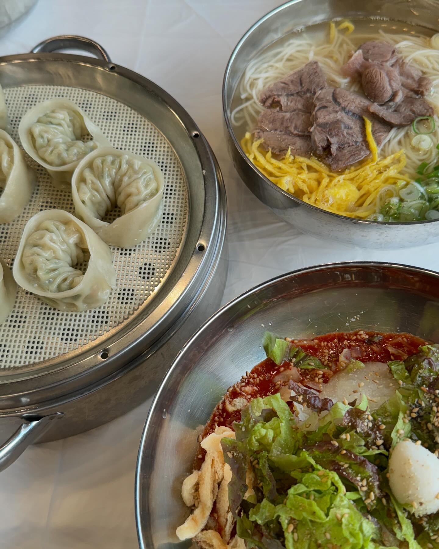 비빔국수 No.1 
새콤달콤함은 물론이고 
뜨끈한 곰탕국수는 곰탕국밥이랑은 또 다른 느낌!

둘이서...
곰탕에 곰탕국수 비빔국수... 만두까지 🤘🏻

입맛없을때 찾게되는 
#포천맛집 #해룡마을국수집 

또 가구싶땅 🥺

#해룡마을국수집가산점 #포천국수 #포천국밥 #포천한식 #포천한식맛집 #포천국수맛집 #포천국밥맛집 #포천가산맛집 #광고