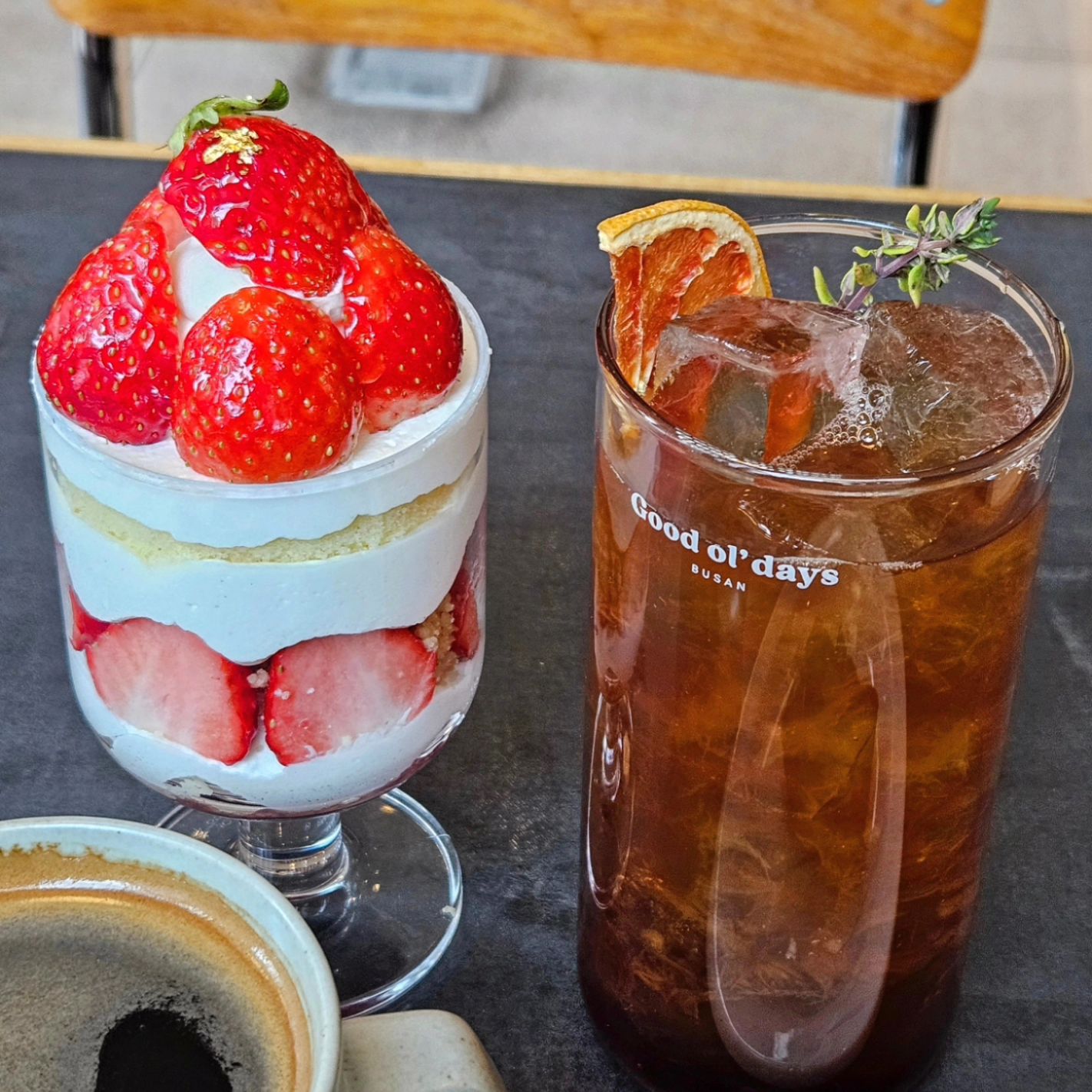 더 따뜻해지기 전에 딸기 디저트 먹어야지🍓
남포 #굿올데이즈 

지하철 역 1호선 중앙역에서 가까운 카페 굿올데이즈!
예쁜 엽서가 많고 호텔까지 운영하는 카페로
유명한 곳인데 여기 딸기디저트 보고 한눈에 반해서 달려옴👀

부드럽고 달콤한 케이크에 상큼한 딸기가 
한가득 올라가 있는데 작고 무르지 않고 
큼직한 딸기가..💕

빠짝하게 잘 구워진 휘낭시에와 커피 조합도
식 후 간단히 즐기기에 너무 좋았고

1층에선 엽서와 부산 관련 굿즈 구경하고
2층에선 넓직한 공간에서 수다 떨거나 
휴식을 즐기면 딱 괜찮을 듯🫶🏻

디저트와 음료 종류도 매우 다양해서
재방문 재재방문 해도 질리지 않을 것 같다❣️

📍굿올데이즈 카페
부산 중구 중앙대로41번길 5 굿올데이즈카페

⏰️영업시간
매일 11:00~22:00, 라스트오더 21:30
.
.
.
#남포카페 #남포동카페 #딸기케이크 #부산카페투어 #카페추천