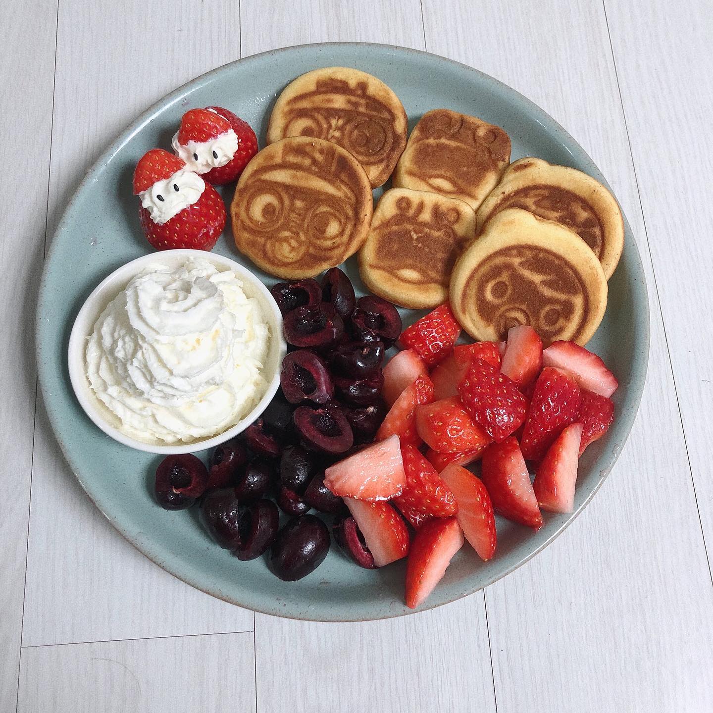 귀염뽀짝 뽀로로 핫케이크🥞
#뽀로로 #뽀로로핫케이크 #딸기 #체리 #딸기산타 #디저트그램 #집밥스타그램 #집밥그램 #자취요리 #자취스타그램 #자취요리그램 #선팔하면맞팔 #선팔 #맞팔 #아이간식추천 #간단디저트