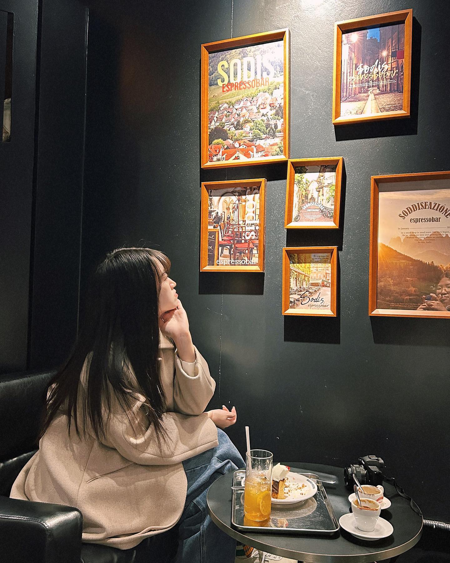분위기 있는 카페 찾는 분👋🏻

이번에 샤로수길에 있는 소디스에스프레소바에 
다녀왔는데 너무 추천하고 싶더라구요🫶🏻

에스프레소는 맛이 없다는 생각을 없애준 곳‼️
역시 커피는 전문적인 곳에서 먹어야 맛있는 것 같아요
(커피외에도 맛있는 디저트들도 있어요💗)

조금 날 풀리면 테라스에서 먹고 싶더라구요

📍 서울 관악구 남부순환로230길 45 1층 
📍 매일 11:00 - 23:00

#소디스에스프레소바#소디스에스프레소바샤로수#샤로수길카페#샤로수길카페추천#샤로수길핫플#샤로수길커피#샤로수길데이트#샤로수길데이트코스#서울대입구역카페#서울에스프레소바