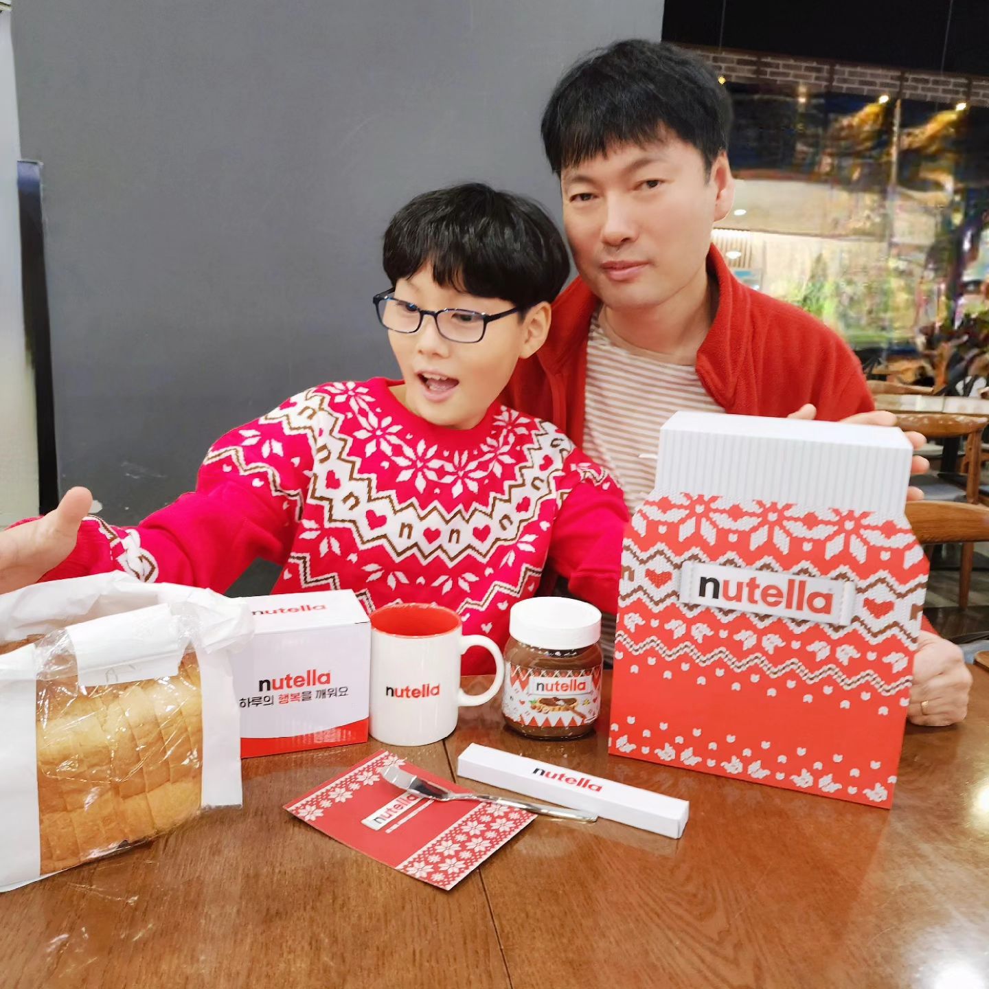 #협찬 nutella_korea
겨울 시즌에만 특별하게 만날 수 있는
누텔라 윈터 레이블 패키지!

선물로 받은 윈터풀 키트에는 
윈터 레이블 넘 💕 
머그컵도 넘 예쁘구
스프레더 있어 넘 편하구
리플렛 보고 QR코드로 홈페이지 들어가서
레시피도 따라하게 되네요^^ 

누텔라 제조국 : 이탈리아, 독일, 폴란드
누텔라 수입/판매원 : 
페레로아시아 리미티드 한국지점 / 매일유업(주) 

아침마다 등교 출근 바쁜시간
빈속에 식구들 보낼수 없죠! 

모닝식빵에 누텔라 슥슥 발라
식빵 🍞 합체! 

한입 먹을때마다
울아들 환한 미소와 👍 척ㅎ
#하루의행복을깨워요 

.
*윈터풀 키트는 판매용이 아니며, 브랜드사로부터 제공 받은 제품입니다
.
#누텔라 #누텔라레시피 #누텔라한정판 
#헤이즐넛스프레드 #누텔라모닝 
#겨울한정판 #윈터풀키트 
#누텔라윈터레이블패키지 
#행복한아침식사 #하루의행복을깨워요 
#누텔라언박싱 #언박싱 
#먹스타그램 #아침식단
nutella_korea