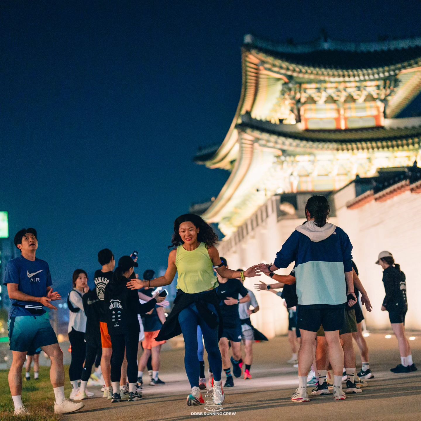 서울레이스의 여운이 가시지 않은 수요 정기런💨
🏃‍♀️🏃‍♀️🤗😊😁😆🤳📸📸📷 2024.10.16

1&2. 🏃‍♀️🏃‍♀️ 할까 말까 고민하다 막판에 530 페이스 합류😁
3. 🤗 이번엔 뛰는데 집중하느라 포즈는 이거 뿐이쥬😆
4&5. 😊😁 사실 카메라 찾지도 않았다🫣
6. 😆 수다떨면서 뛰는거 너무 신나쥬
7. 🤳 출발전 여기보세요-! yjkellyjoo
8-10. 📸📸📷 단사 없으면 섭섭해🤭

🏃‍♀️ ddbbrunning 
📸 tiger_june_l

#ddbbrunning #뛰뛰빵빵러닝크루 #호랭이사진사 #러닝은문화다 #경복궁정기런
#러너 #러닝 #마라톤 #오운완 #오런완 #운동하는여자 #운동기록 #일상 #영상 #사진 #셀카 #런스타그램 #일상스타그램 #라이프스타일 #다이어터 #runner #running #marathon #workout #ootd #マラソン