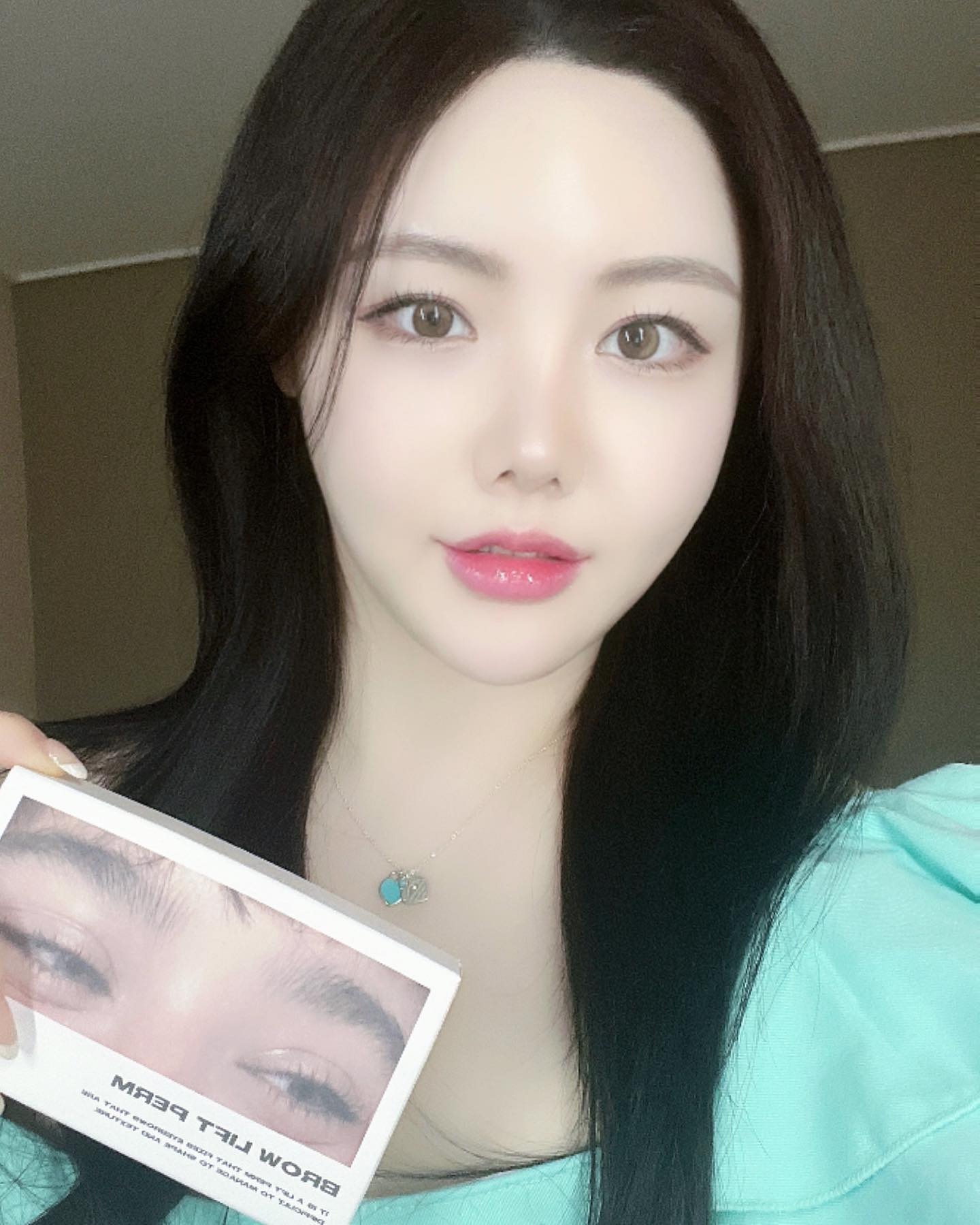 #ad  #제품제공

“눈썹 앞머리만 살려줘도 완전 깔끔한 느낌!💕”

단 15분만에 샵에서만 받던 브로우 관리
이제는 집에서도 손쉽게 샵에서 받던 관리처럼 
셀프로 가능한 홈키트💄💪🏻👀

한번 하면 4주동안 지속되고 
열번 시술을 할 수 있는 용량 💛

남자 or 여자 모두
인상에서 제일 중요한게 바로 눈썹 !
어템트로 손쉽게 셀프 시술해보세요💖

💡atempt.official
