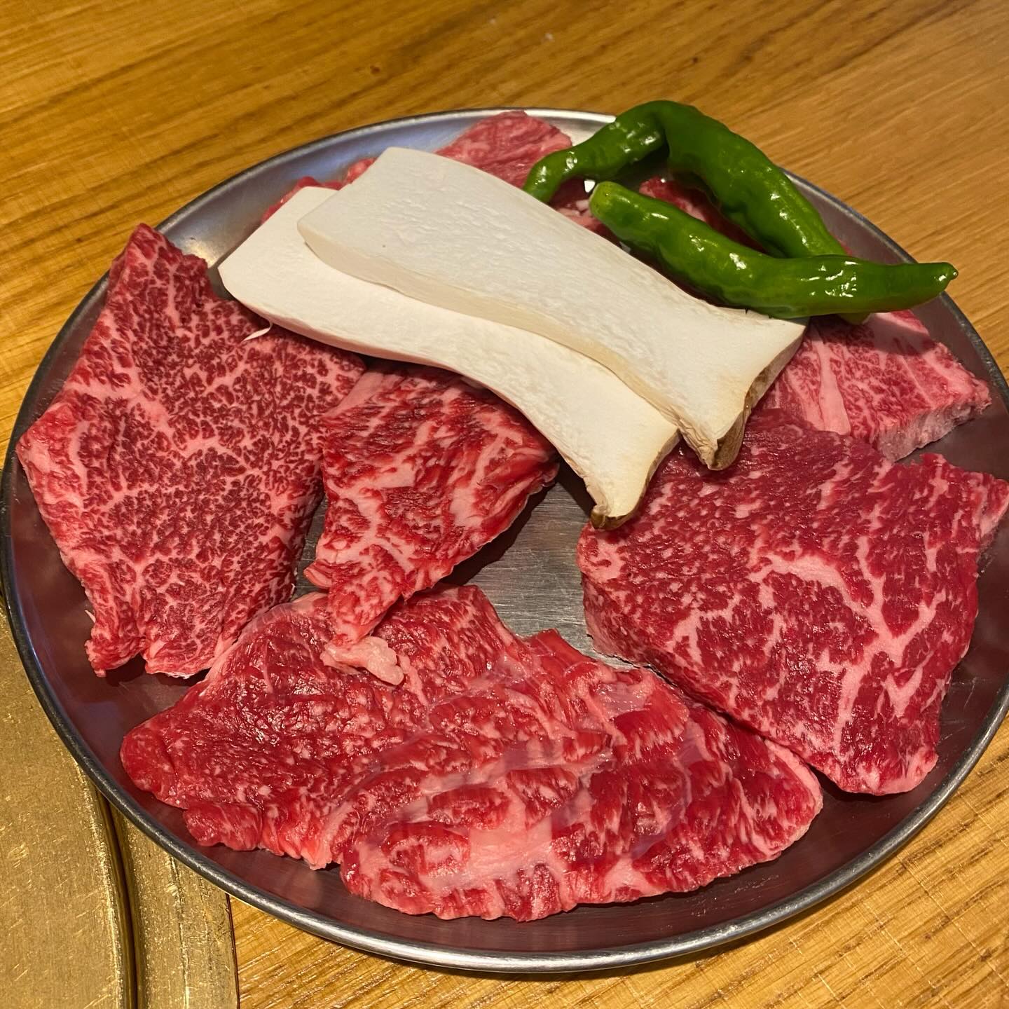 왕십리 60년 강호, 대도식당
수요미식회 1회의 왕관이 어울리는 식당
마장동 입지를 기반으로 60년 동안 사랑받아온 고깃집이다 ㅎㅎ
지방을 걷어낸 부드러운 생등심만을 취급함
무쇠에 소기름을 녹여 자글자글 튀겨가며 굽는데
냄새부터 소리, 맛까지 오감을 자극하는 모든 요소가 극대화된다 
육질이나 맛은 말할 것 없이 최고고 
소기름에 구워먹는 양배추가 진짜 달큰하니 맛있다 🤤
후식인 깍두기볶음밥까지 유명함 !! 
한가지 아쉬운 점은 높은 가격대와 쌈채소가 없음 
묵은지가 있긴 한데 추가비용을 내야 한다 
대패등심과 육회는 냉동이니 그 가격에 생등심 1인분을 더 시키자 
왕십리 주민으로서 손가락 안에 드는 자랑스러운 맛집 ❤️
 
 
📍성동구 홍익동 
👑대도식당 왕십리본점 
 
👑대도 한우생등심(170g) 46,000원 
👑대도 깍두기볶음밥 5,000원