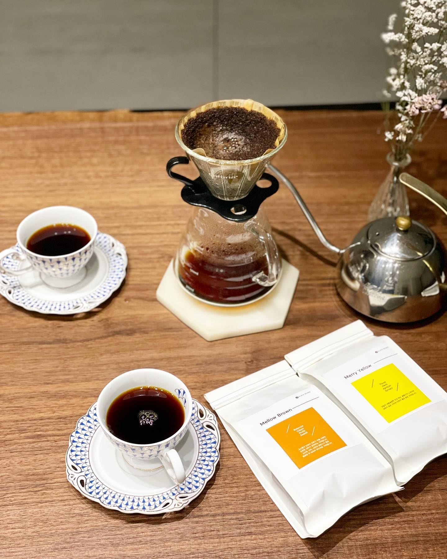 제품제공 블랙빈스 커피☕️
평소 원두 커피를 좋아하는데요. 
집에서 블랙빈스 원두 커피를 내려서 
먹어보니 원두 맛도 좋고 향도 향긋했어요. 
자체개발된 스페셜티 등급의 재료를 사용하여 
만든 블랜딩 커피이고, 구운 견과류의 향과 
산뜻한 산미가 먹기에 부담없고, 밸런스가 
좋은 부드러운 커피입니다. ☕️

중배전 로스팅으로 고소하고 깔끔하면서 
밸런스있는 깔끔한 맛의 커피라 향긋하게 
즐기기 너무 좋은 커피랍니다.🤍

#커피타임 #블랙빈스 #블랙빈스커피 #원두커피추천