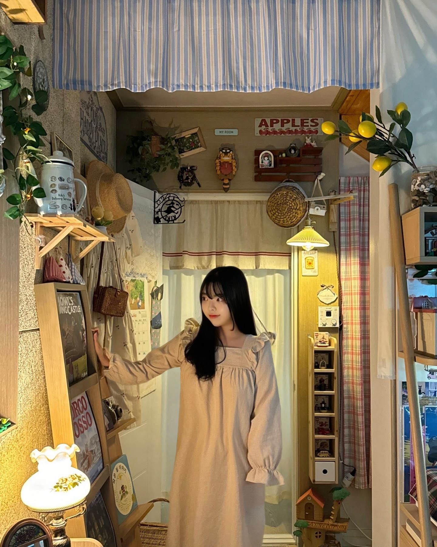 치히로의 비밀 터널을 지나면 이 공간이 나올것 같아 ! 곳곳 지브리의 흔적들을 볼 수 있어서 행복했다구 .. 💛 바다가 보이는 마을 아야진 작은집에서 고요한 나뭇잎 사이로 비치는 햇살의 따스함에 안겨 키키의 하루를 보내보기 🎀 또 만나요 🤍