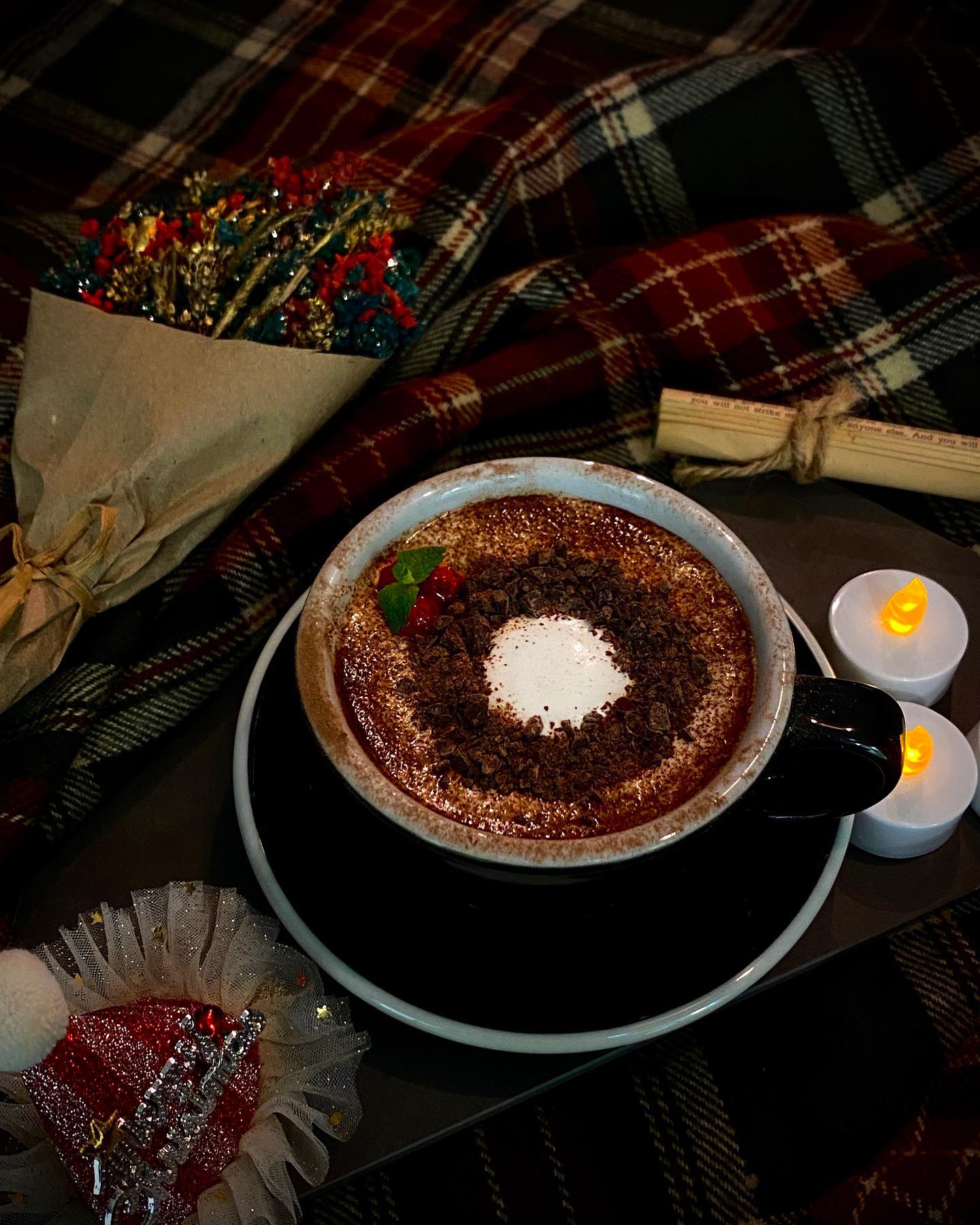 .
#크리스마스리스 
핫초코로 만든 크리스마스 리스

내 머플러 바닥에 깔고 크리스마스 분위기 내기⛄️