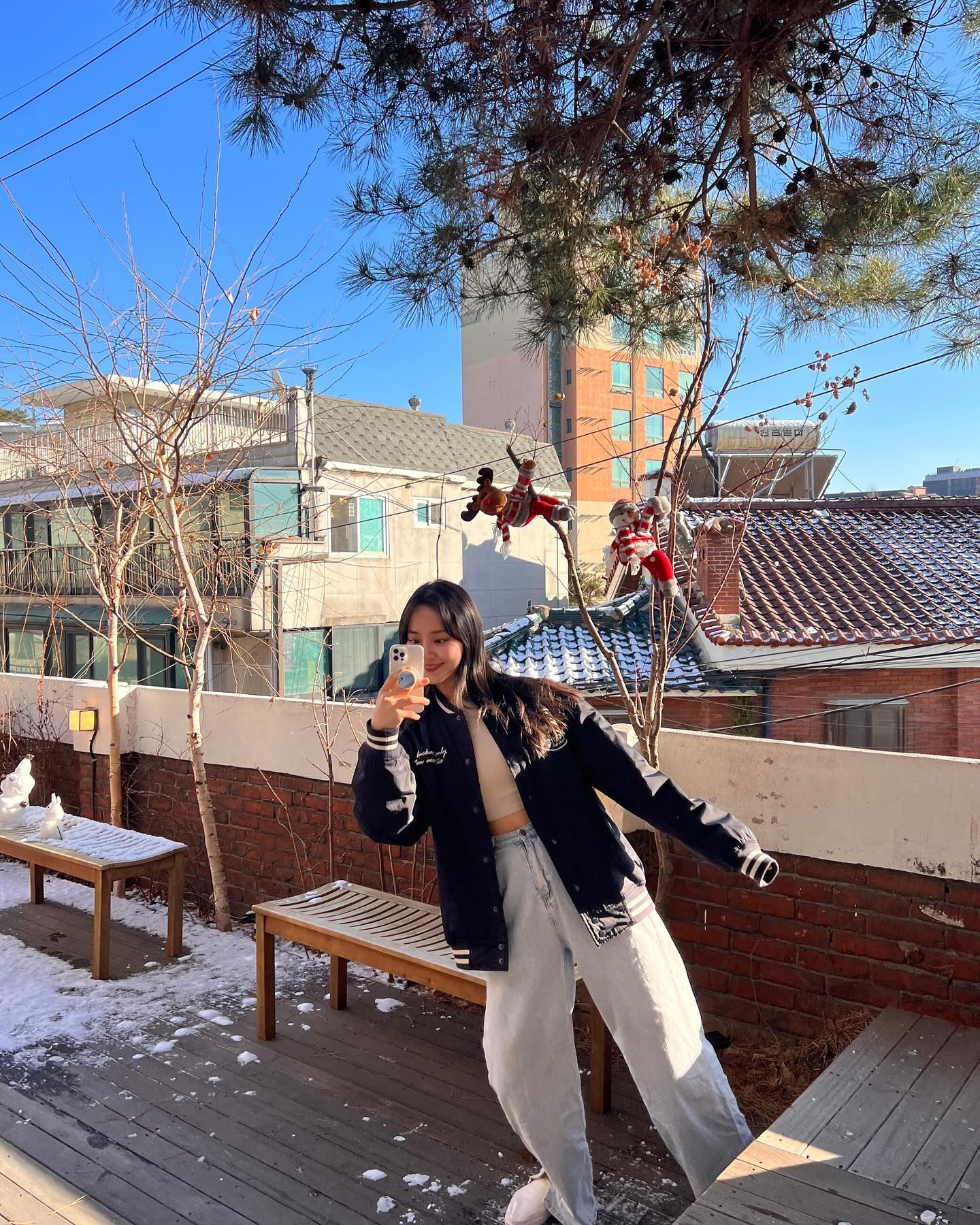 ☕️
겨울이 참 잘 느껴지는 카페 기록하고 갑미다..!
연희동 끝자락, 단독주택을 개조한 ‘본지르르 연희’
눈쌓인 날 그 어떤 카페보다 이뻤고,
꽤 높아서 해가 지는 시간까지 해가 들어와요..!
공부하는 존예 분들도 있고 떠드는 힙스터 분들도 있었던..
나눠진 공간도 있는, 뭔가 나름의 분위기가 있던 곳. 
살짝 오르막을 올라가는, 마당이 사랑스런 낭만있는 곳이에요.
간만에 또 가고 싶은 카페를 찾았다요🤍
P.S 마지막은 내 동생이 생일 선물로 사준 닌텐도 스위치 자랑

📍본지르르 연희