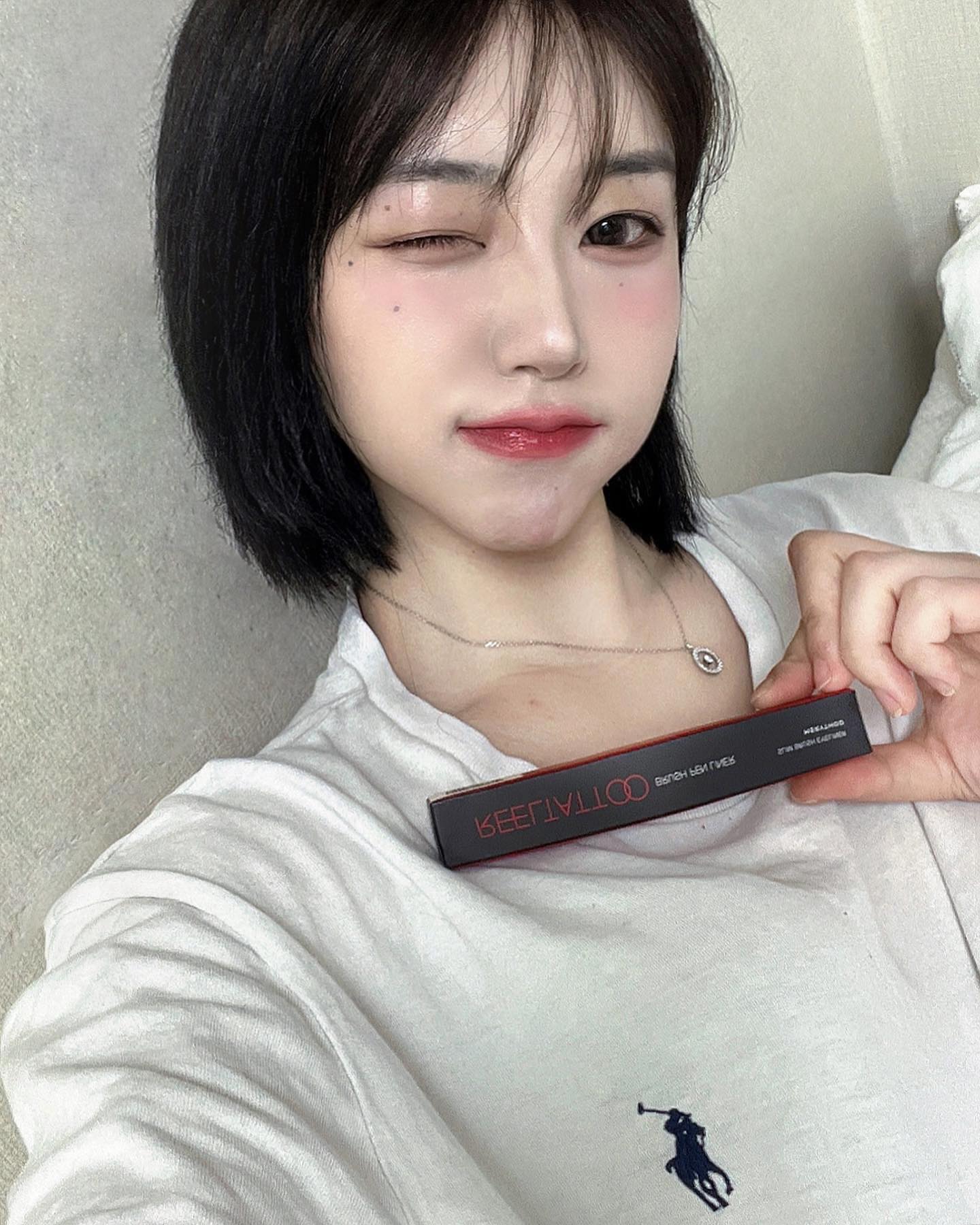#협찬 

슬림한 브러쉬로 깔끔하게 그릴 수 있는 아이라이너 🖤
워터프루프라 유분에도 번지지 않아서 굿 !

 #메리쏘드 #merythod #메리쏘드릴타투브러쉬펜라이너 #릴타투브러쉬펜라이너 #아이라이너 #아이라이너추천 #펜라이너 #슬림아이라이너 #아이라인 #아이메이크업 merythod_official