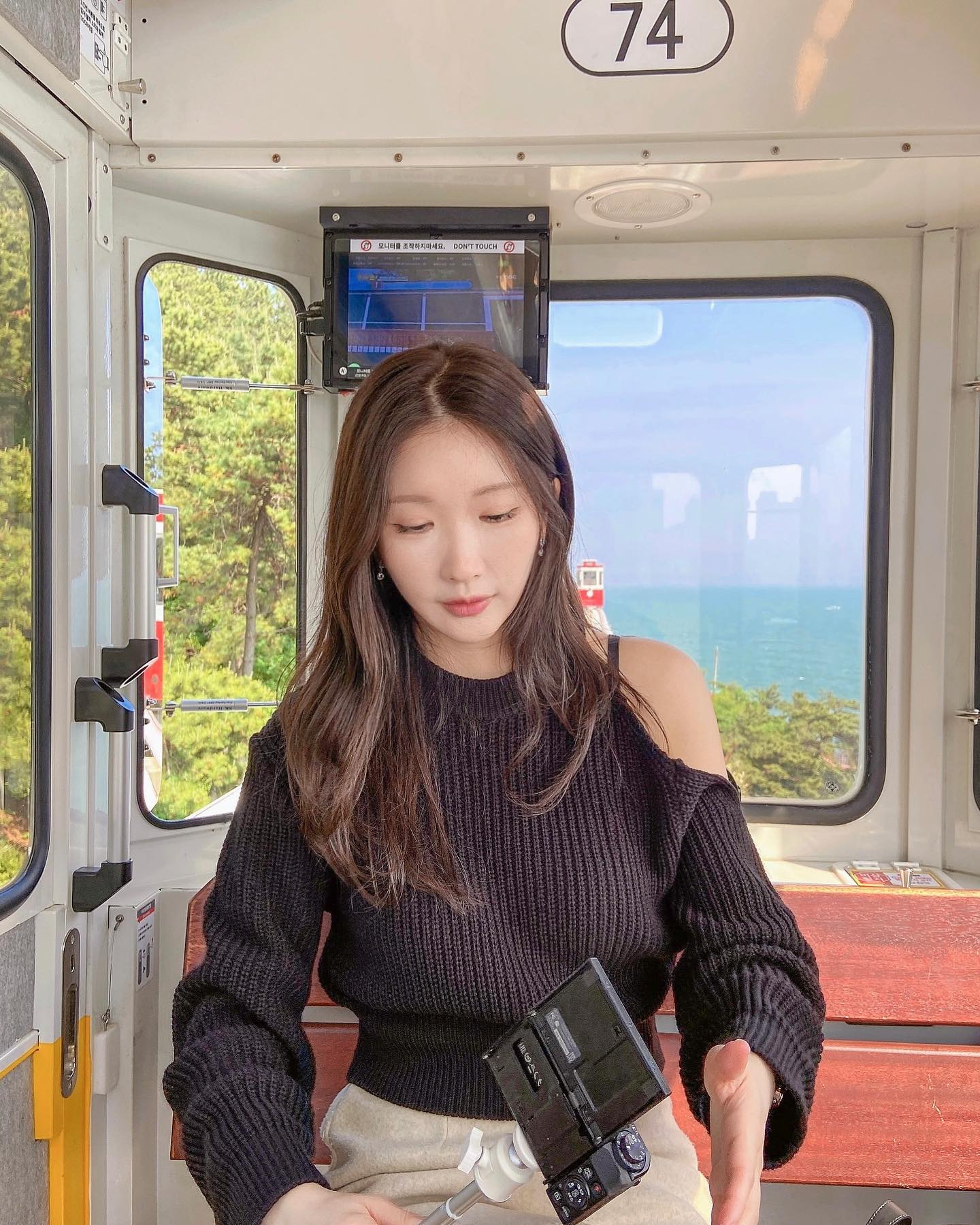 Busan Sky Capsule 🌊🩵
#부산여행코스 #스카이캡슐 

예쁜 바다 & 숲 배경으로
인생샷 남길 수 있는
#해운대블루라인파크 
ㅤ
탁트인 해운대 오션뷰가
너무 예뻤던 장소 🩵
ㅤ
📍해운대 블루라인파크 
(미포정거장 / 청사포정거장)

🏷️ 자세한 정보는 이전 릴스 참고!

#블루라인파크 #해변열차
#busantrip #busantravel #skycapsule 
#釜山景點 #釜山旅遊