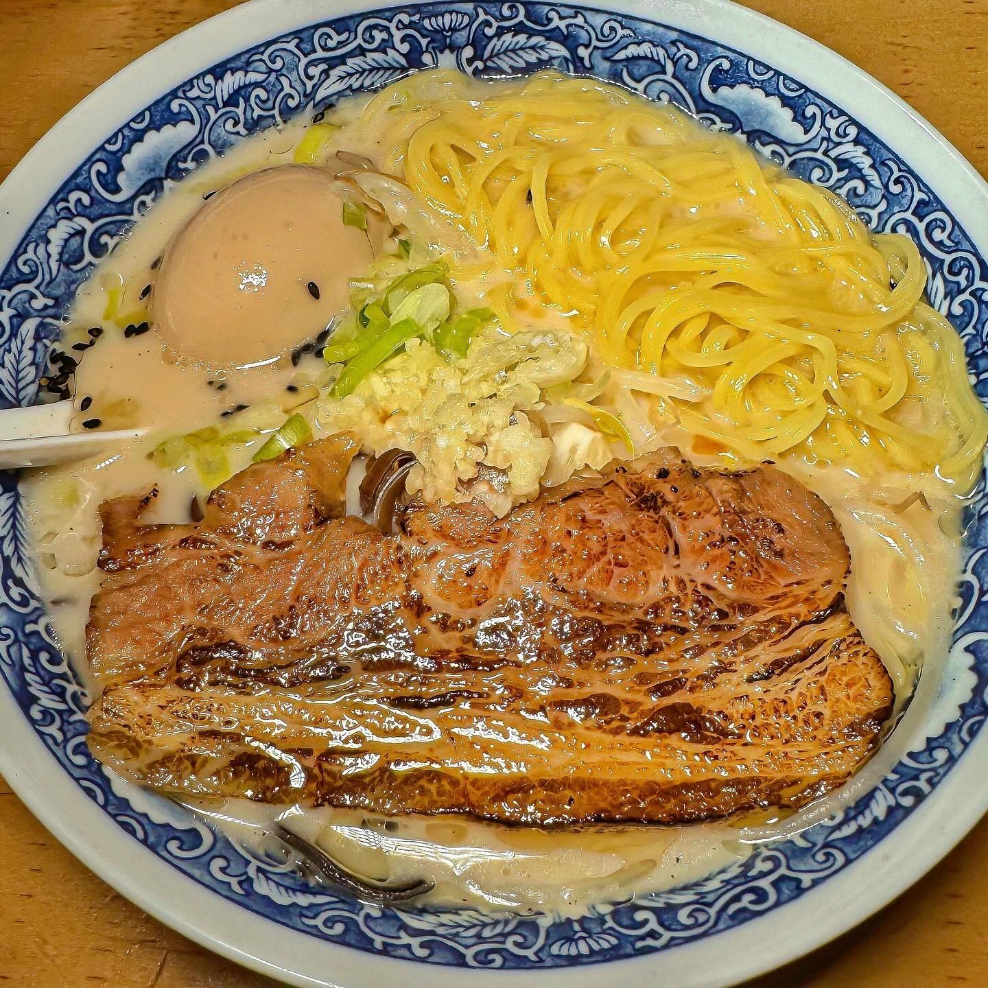 #진해겐쇼심야라멘

찐 지브리 갬성 😍 겐쇼심야라멘 진해점에 다녀왔습니다 :) 
리모델링을 한건지 분위기가 완전 바뀌어서 이번엔 사진으로 담아와봤어요! 

입구부터 심야식당 감성이 듬뿍 ❤️

저희가 방문한 시간이 엄청 늦은 시간이었는데도 웨이팅이 계속 있더라구요. 
대체로 20분 정도씩은 웨이팅 하는 느낌

웨이팅하는 장소에서 보면 타코야끼를 계속 만들고 계시는데 이것만 쳐다봐도 시간 잘 가는 느낌 ㅎㅎㅎ 

외부를 이쁘게 꾸며두셔서 이것저것 구경하다 보니 저희차례가 😍 

저희가 안내받은 자리는 유바바 부하들이 있는 자리였는데 3머리(?)가 쳐다봐서 뭔가 웃긴 🫣🤣

저희가 주문한 메뉴는 

라멘 ₩10,000
바질라멘 ₩10,500
한입맥주 ₩1,500

바질라멘이라니,,!? 바질러버 눈에 들어온 바질라멘..!!! 와우 🫶 

주문하고 보니 요즘 sns에서 핫하게 보이던 마늘 다지기(?)를 수저와 함께 가져다 주시네요. 

ㅋㅋ 궁금한건 못참지 🫣 단무지 그릇에 마늘 쓔욱 😂 

라멘은 대체적으로 맛있었고 한입맥주랑 같이 먹어주니 더 좋더라구요 :) 
바질라멘은 바질러버들이 꼭 먹어봐야하는데 바질소스가 많이 들어가서 바질향이 많이 나서 더 좋았어요! 

조금있음 벚꽃피는 계절이 오는데 벚꽃 구경하고 경화역에서 가까우니 심야라멘에 방문해 보시는것도 좋을것 같아요 😄 

꾸르팁 🔥 테이블링으로 미리 예약하고 가는것을 추천해요 :) 

▪️경남 창원시 진해구 진해대로 648 1층
▪️매일 11:00 - 02:30 / L.O 13:45, 01:45 / B.T 14:30 - 17:00
▪️주차가능