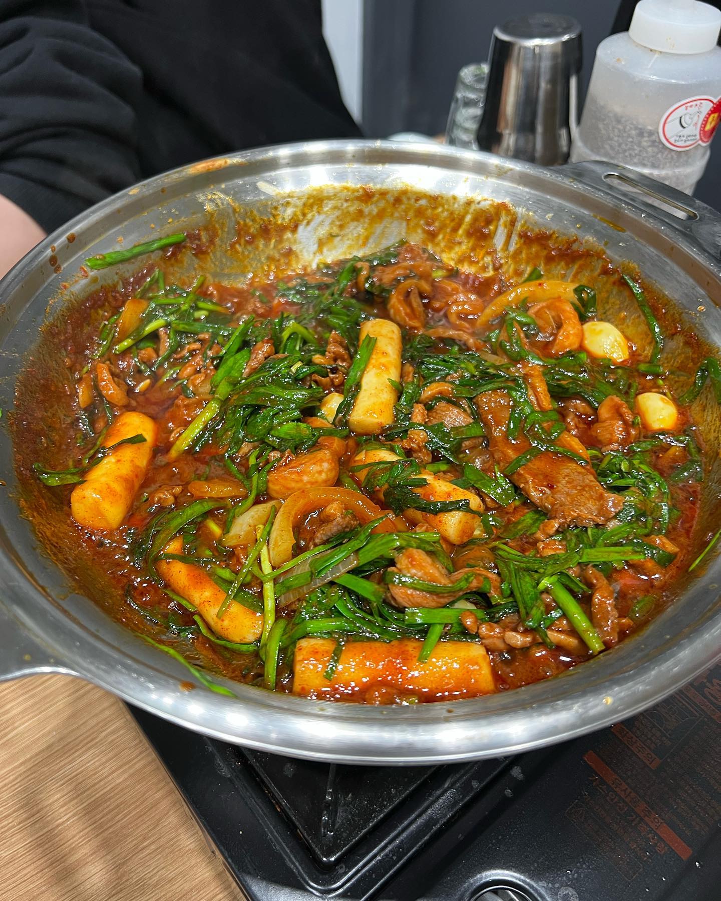#신용산맛집 #청도미나리식당 

여기 직장인 맛집이래서 가봤는데 오 진짜 맛있었답니당

오리 불고기 색감부터 보이겠지만 살짝 맵고 자극적이라 엄청 행복한 맛이예요..ㅋㅋㅋㅋ 퇴근 후에 오리불고기에 맥주? 이거 못참지~~ 쌈무, 백김치랑 같이 먹는 것도 맛있당 만두도 하나 시켜서 야무지게 먹으면 굳👍👍 그리규 사실 이 모든 여정은 볶음밥을 먹기 위해서이지요 오리고기 한국자 남겨서 볶는데 어우 말해모해 바닥에 자작하게 늘어붙은거 먹는데 넘 행복했어요... 배가 빵 터져버릴 것 같았지만..ㅎㅎ

다음엔 미나리 샤브샤브 먹어볼 예정입니다..! 옆자리 먹는거 봤는데 비쥬얼 미쵸따 인기가 꽤 많아서 회식한다면 꼭 예약해야 할 것 같어용 신용산 맛집 강추..!!

#신용산역 #신용산역맛집 #오리불고기 #불금 #불금메뉴 #신용산회식장소 #용산맛집 #용산역맛집 #용리단길맛집