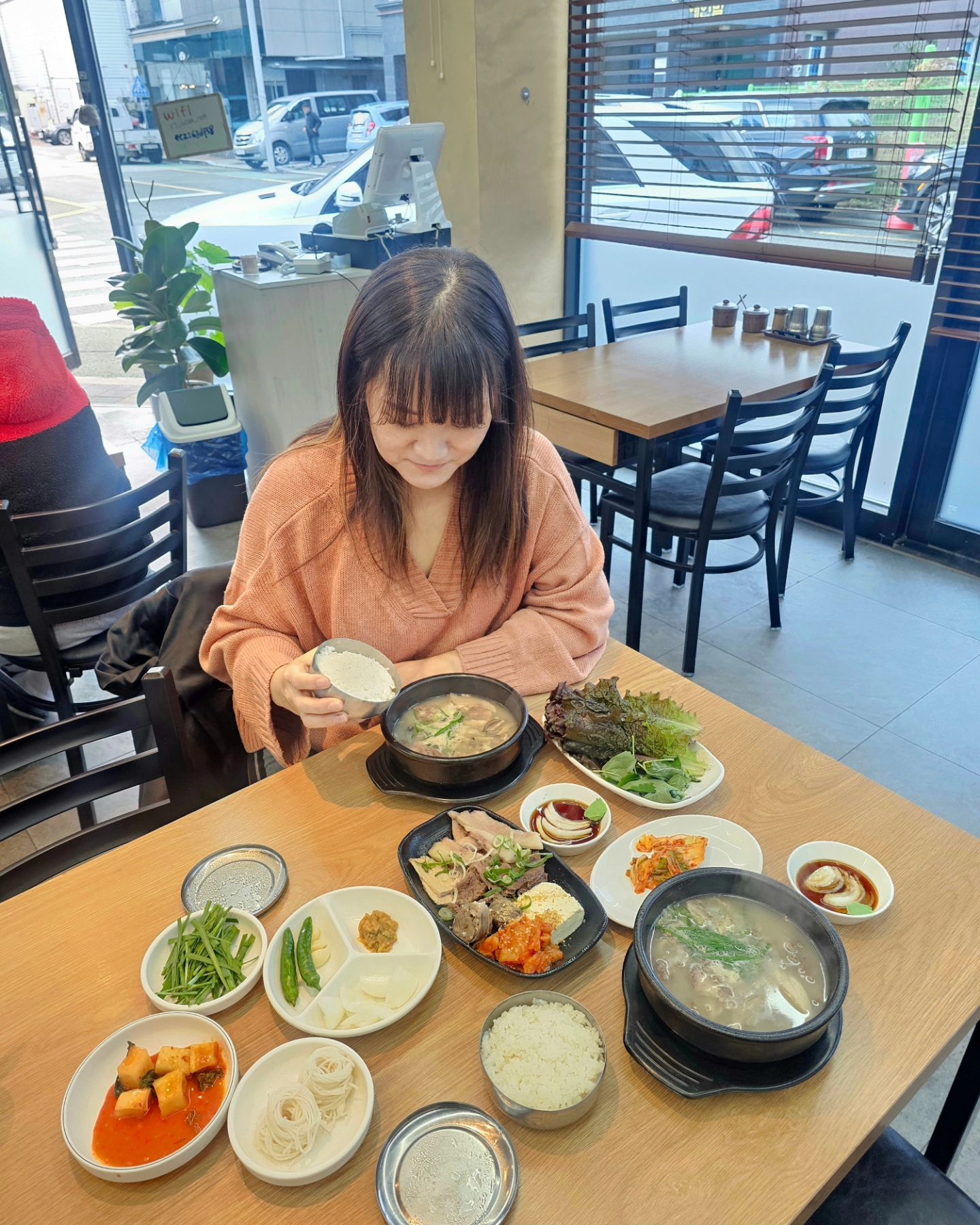 2024년 새해첫날 음식은 
부산 대표음식 돼지국밥으루 ~🍚

#명지맛집 #대천본원돼지국밥

연휴 동안 부어라 마셔라 했다가 
오늘 겨우 살아났네요 ~😵‍💫
인제 몸을 사려야하는 나이가 된 것 같아요.🤣

지친 속을 풀어주려고 명지 국제신도시에 위치한
#대천본원돼지국밥 을 찾았는데요.
해장 겸 식사하기엔 역시 돼지국밥이 최곤거 같아요.

돼지고기가 들어있는 국밥들이 다 비슷한 것 같지만,
고기나 육수, 다데기 등 안에 들어가는
내용물에 따라 맛이 달라지는데요~😋

대천본원돼지국밥은
특수 부위 고기가 푸짐하게 들어있고,
깔끔하면서 진한육수가 특징이예요.

고기는 부위마다 맛과 식감이 달라지니
고기러버들은 맛보기 수육은 필수라구요... 😋

저는 새우젓과 부추만 넣고 깔끔하게,
짝꿍은 새우젓, 후추, 다데기를 넣고 매콤하게,
국물까지 호로록 완뚝했어요.😋👍

➡️ 명지동 <대천본원돼지국밥>
부산 강서구 명지국제 12로 29번길 6
영업시간 8:30~21:00
(주말 9시 오픈/ 화요일 휴무)

➡️ 돼지국밥 곱배기, 모듬국밥 , 맛보기온수육

#명지맛집 #명지국제신도시맛집 #명지밥집 #명지국제신도시밥집 #명지돼지국밥 #부산돼지국밥 #부산먹스타_아영찡

* 이 글은 리뷰노트를 통하여 업체에서 서비스를 제공받아 작성되었습니다.