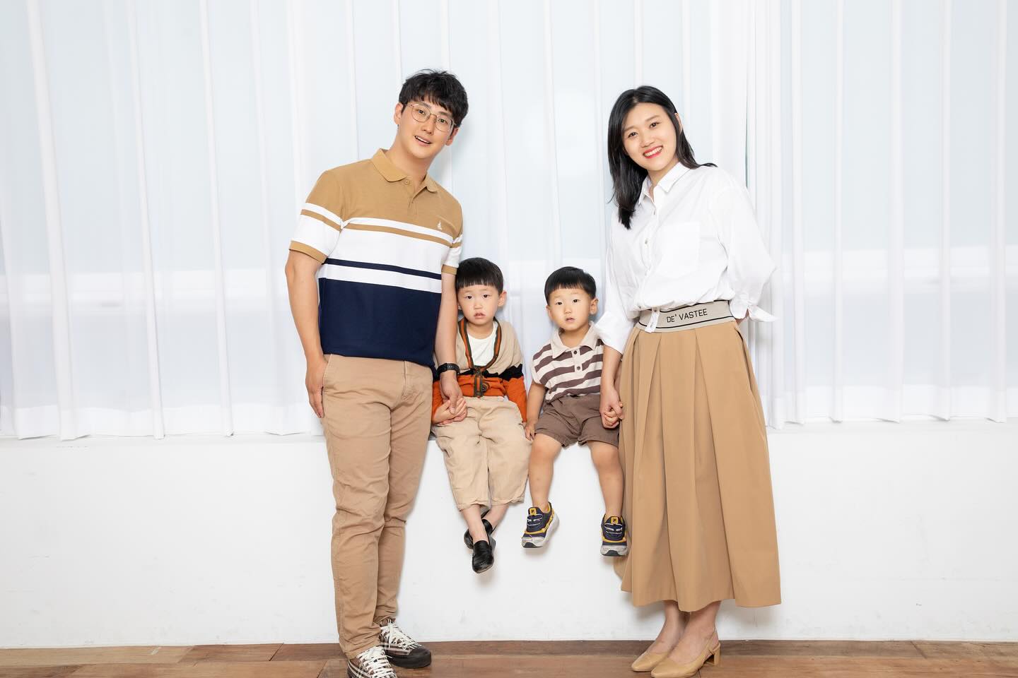 #일년에한번씩 #가족사진

일년이 한번씩, 여름에 사진 찍는 우리가족 사진, 올해는 잘 웃어주나 기대했는데 역시나 한번을 웃어주지않는 아이들🤓
둘이 동시에 카메라를 본 사진이 겨우 이 두장이라, 웃지않아도 셀렉하게 된 우리 가족사진😏

내년에는 잘 웃어주길, 내년에는 우리 넷 모두 활짝 웃고 있길🙂‍↕️

싸랑해 아가들♥️