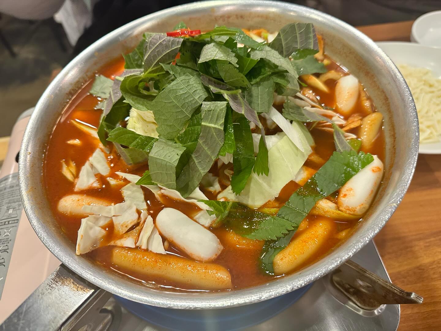 불금에 강남행 ⬆️
.
금요일인 것도 잊고는 맛난거 먹자고 모였는데
가려던 떡도리는 예약실패 😭
어제 같은날이 딱 좋았는데 아쉬움 
.
비슷한곳 찾아보다가 
예전에도 맛나게먹던 떡볶이로 결국..😆
아니 근데 떡볶이는 맨날 맛있으니깐….🫶🏻
.
웨이팅이 없네? 했는데 
내뒤로 예약하려는 웨이팅줄이..럭키였다
순식간에 뒤에 웨이팅 19팀이 걸림 
.
그렇게 강남에서 떡볶이를 먹고 카페를 갔는데
요즘 다들 비즈에 꽂혔구만 ㅋㅋ 
.
재료가 없는 나는 디자인을 해줌
.
그리하여 소금빵 컬렉션이 탄생!!
화이트와 골드 조합은 못참지
내꺼 만들어주고 다들 똑같은거 만들어서 커플템함
.
담번에도 좋은 디자인으로 뵙겠습니다? 😬
.
.
#금요일 #강남 #또보겠지떡볶이 #카페ab